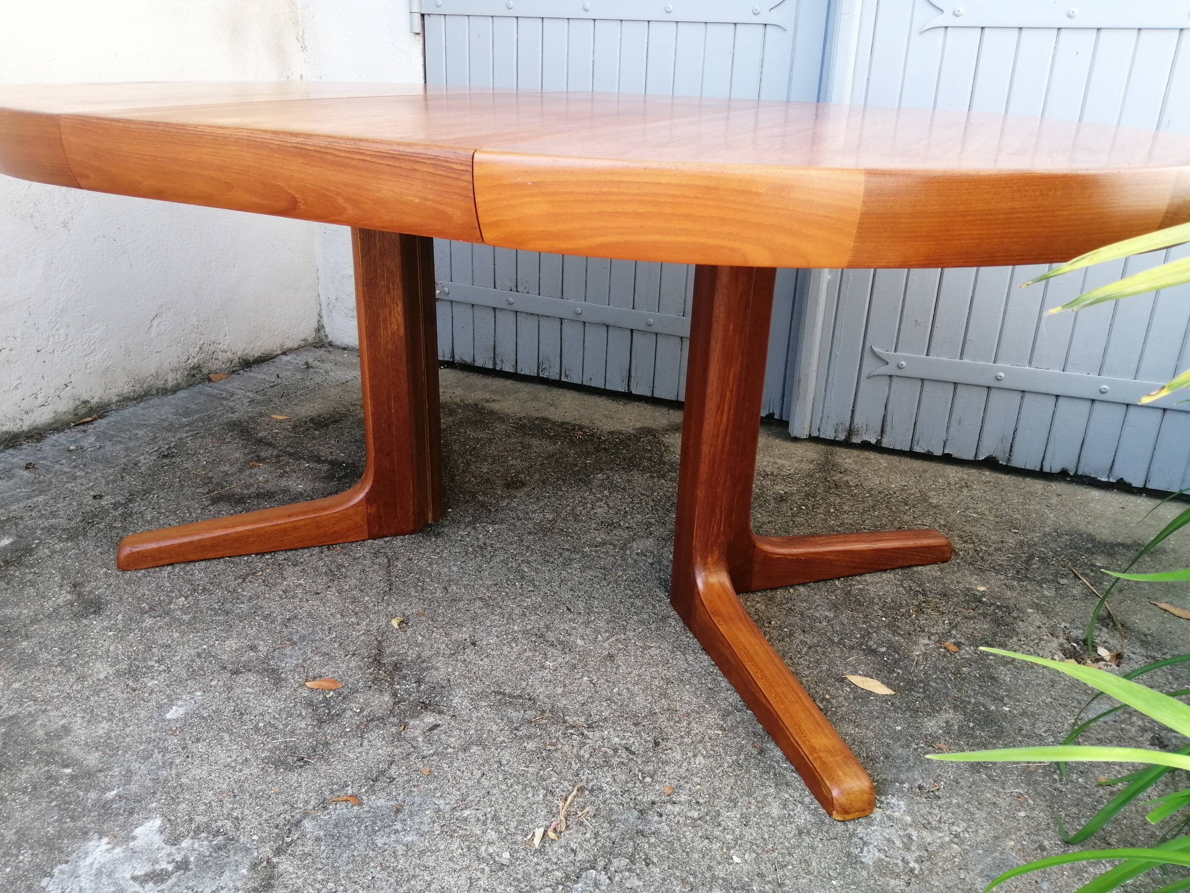 Danish teak dining table from the 1971s with extension cord