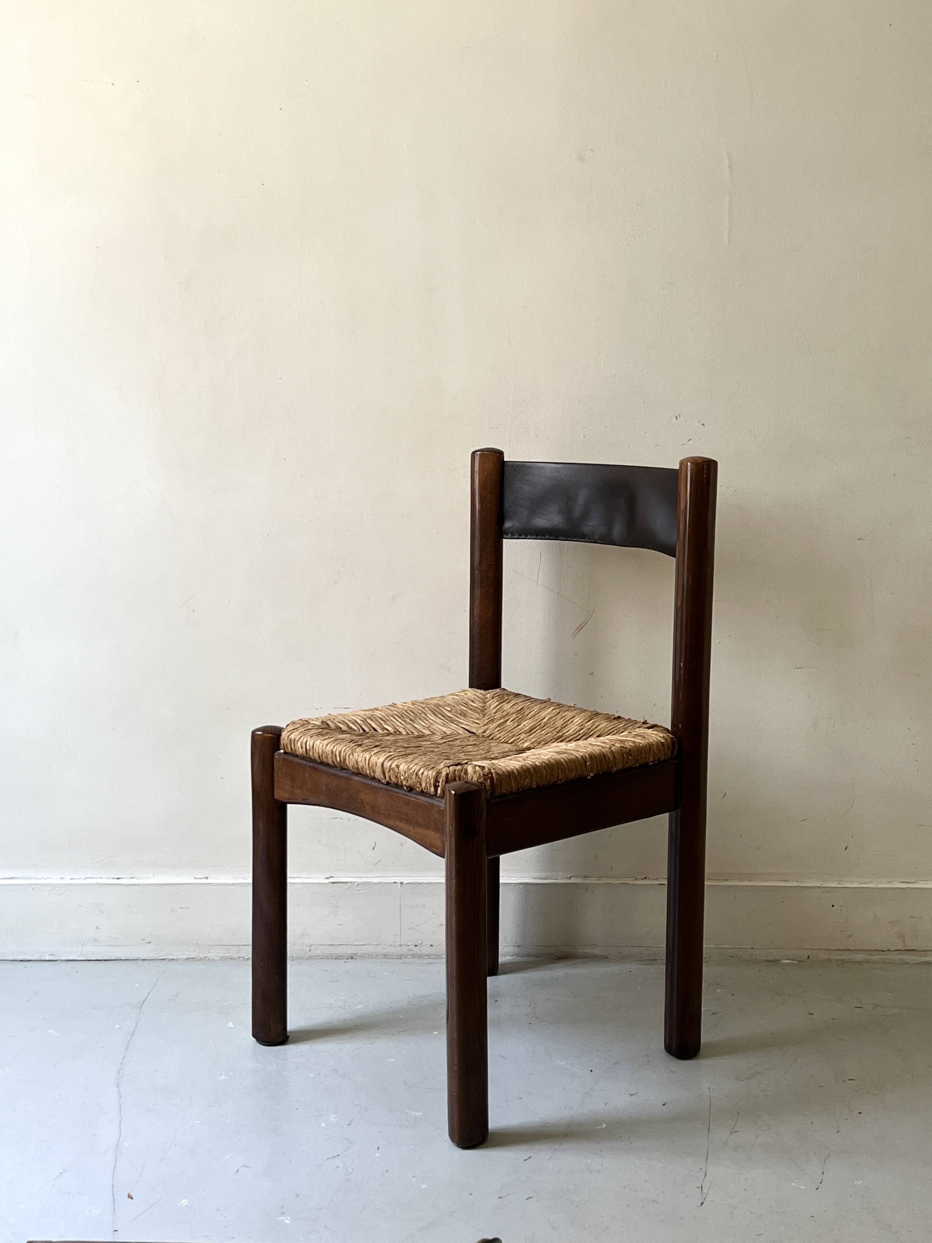 Lot of 4 modernist chairs in solid wood, leather and straw, Italy 1970.