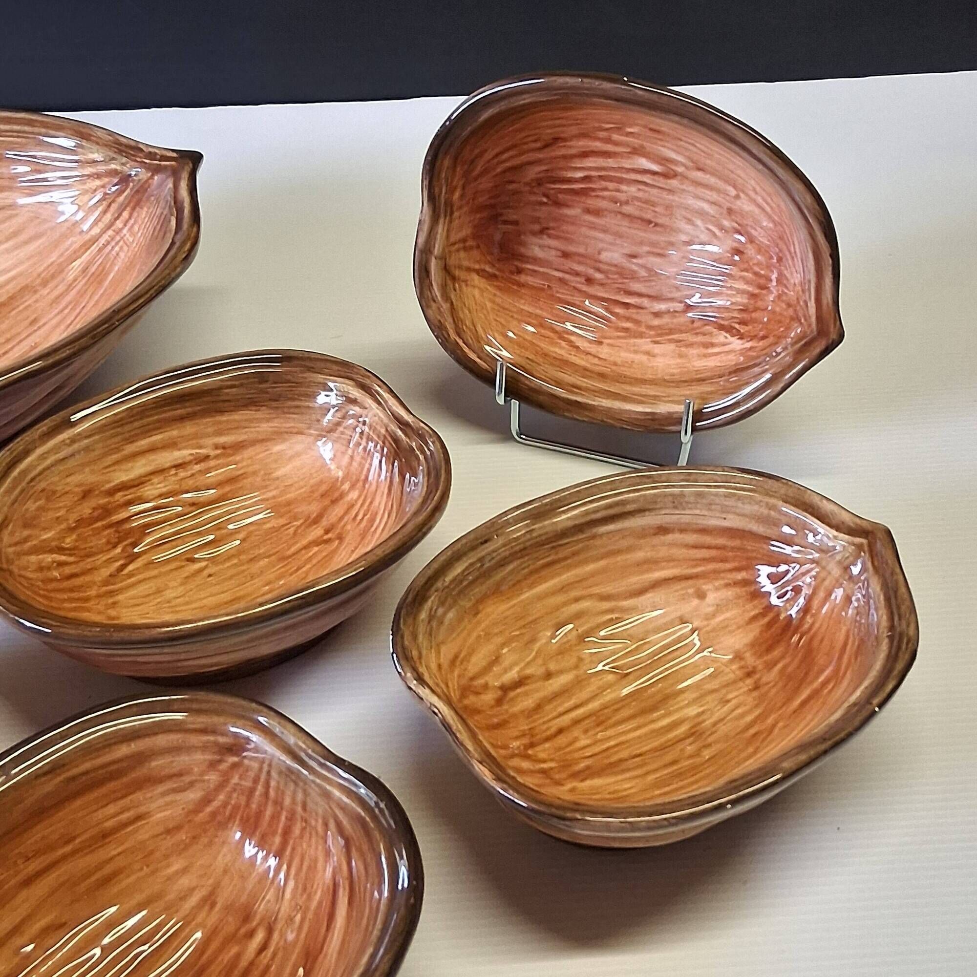 Very nice fruit service in the shape of walnut shells in very good condition.