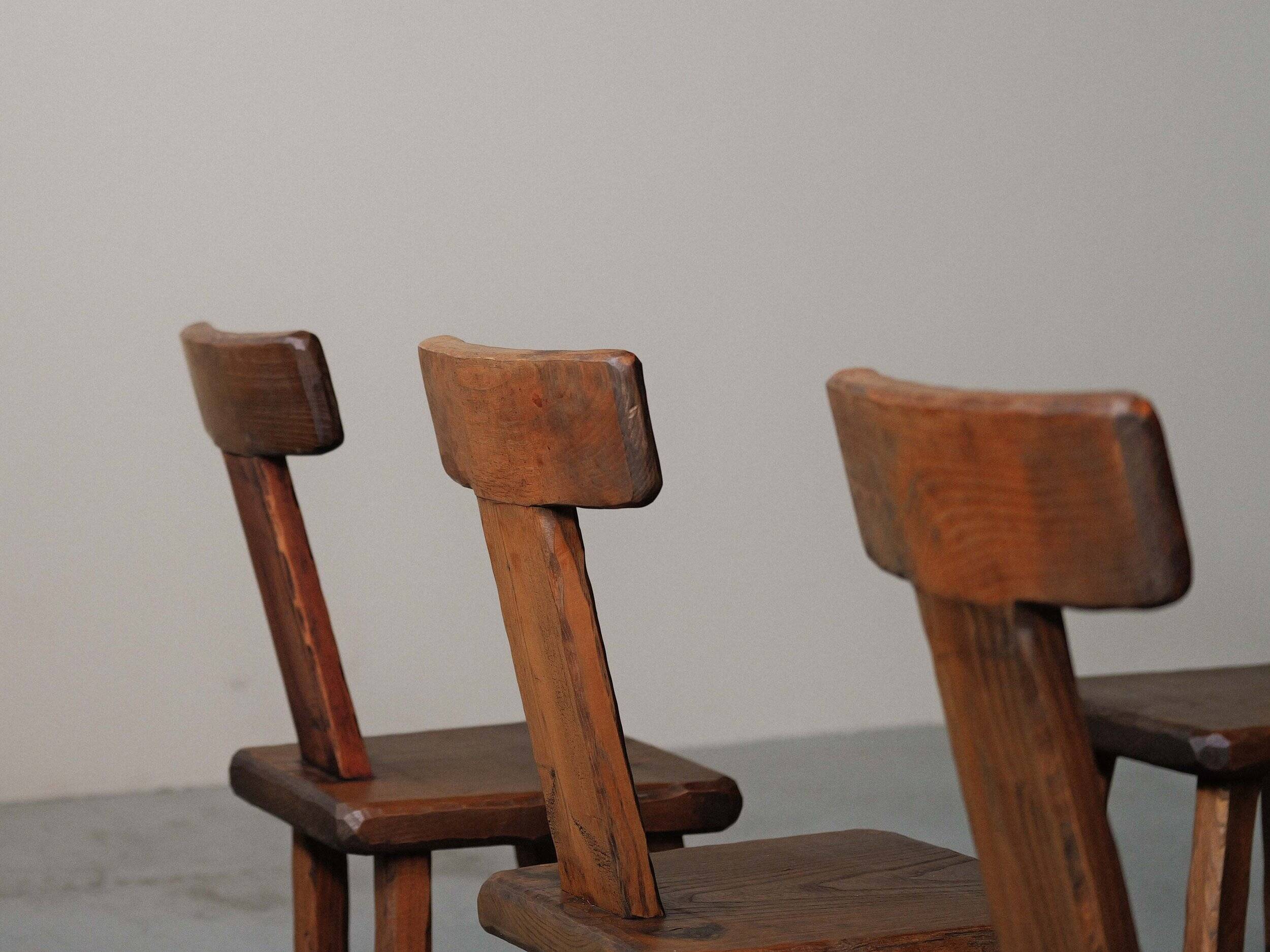 Suite de 6 chaises brutalistes en châtaignier, France, vers 1970