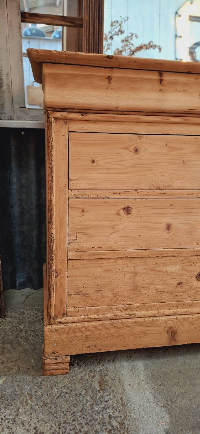 Antique chest of drawers