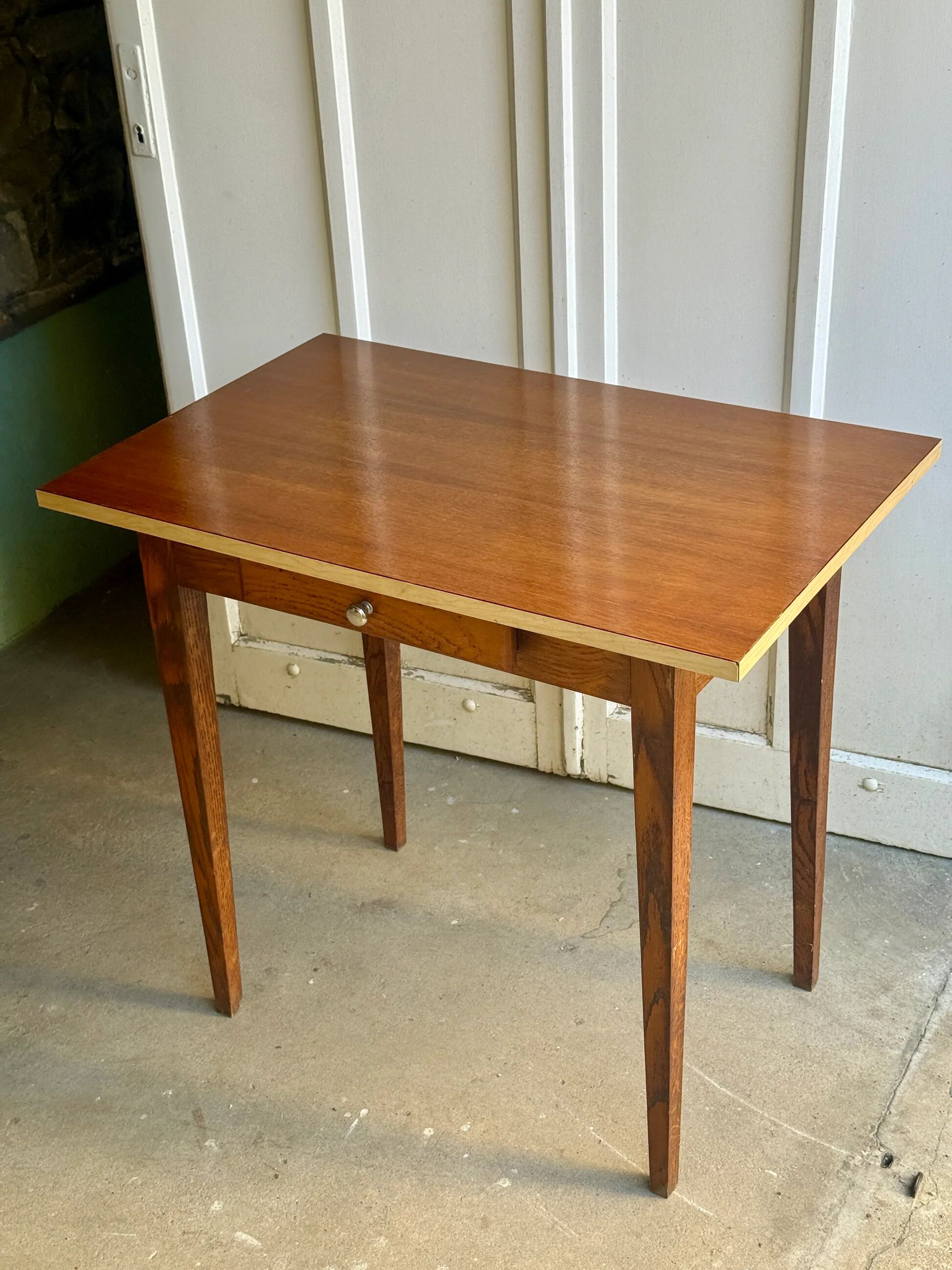 Petit bureau / table en bois et formica