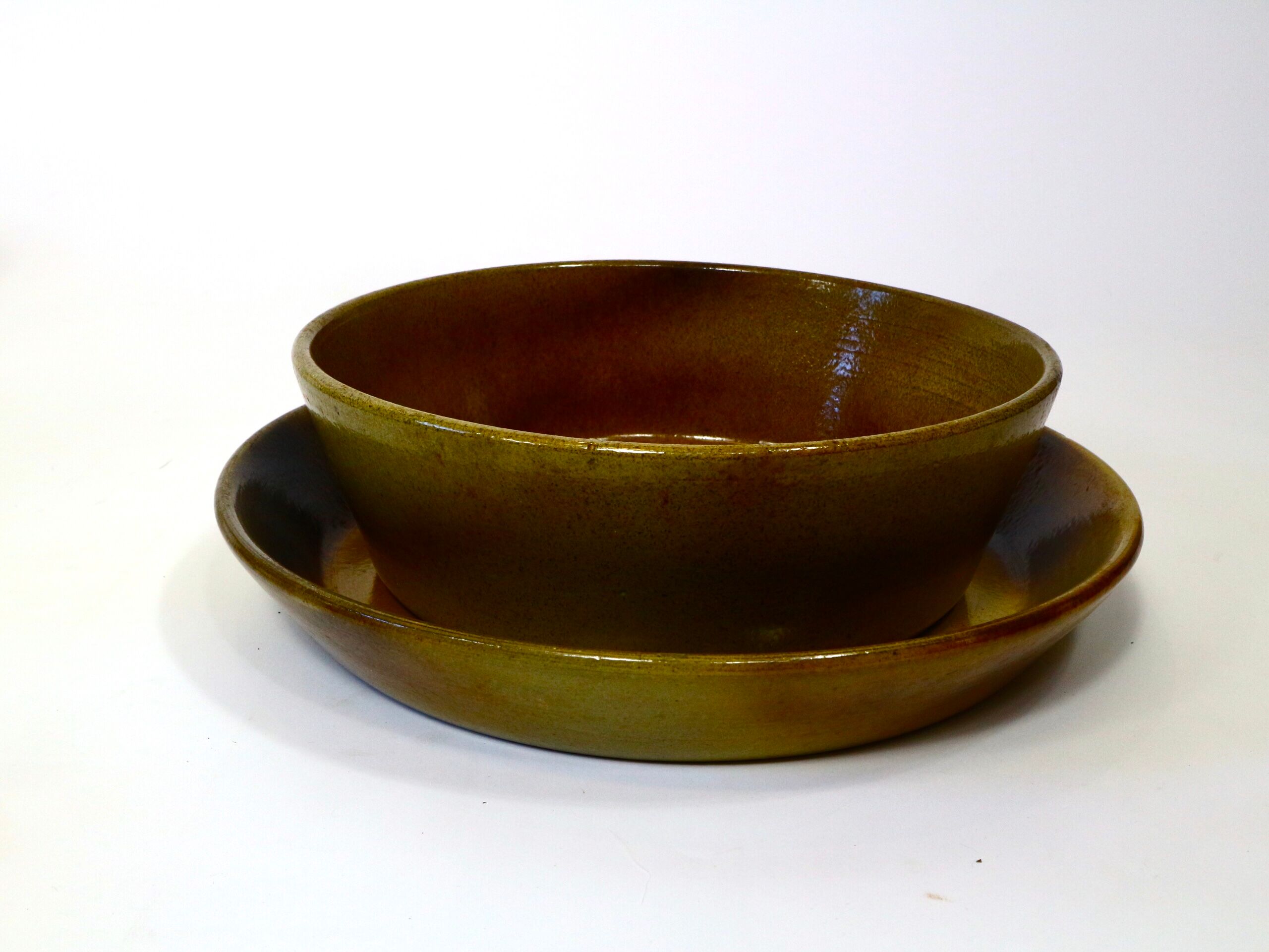 Vintage service plates and serving trays, 39 pieces, silk-screened.