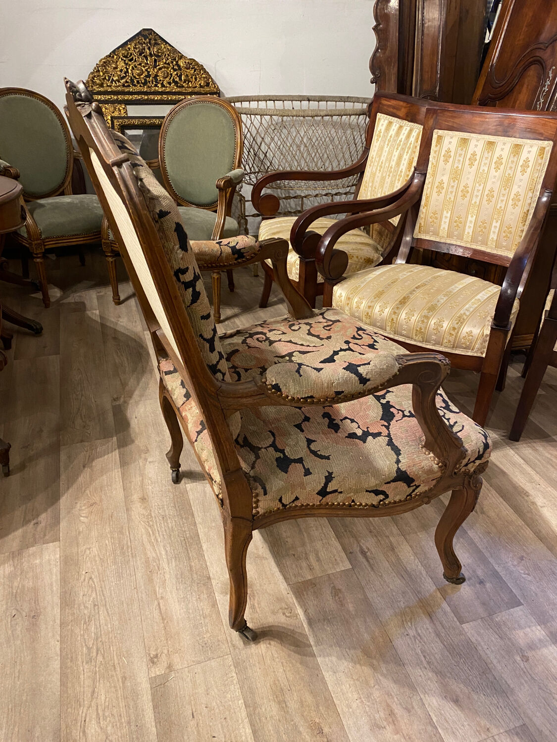 Fauteuil en noyer style Louis XV