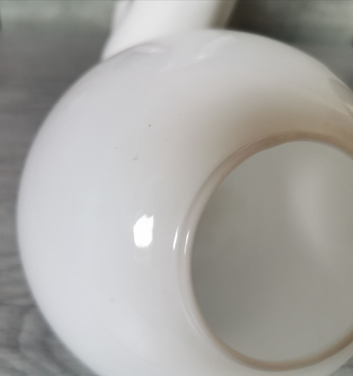 White ceramic hand wall lamp