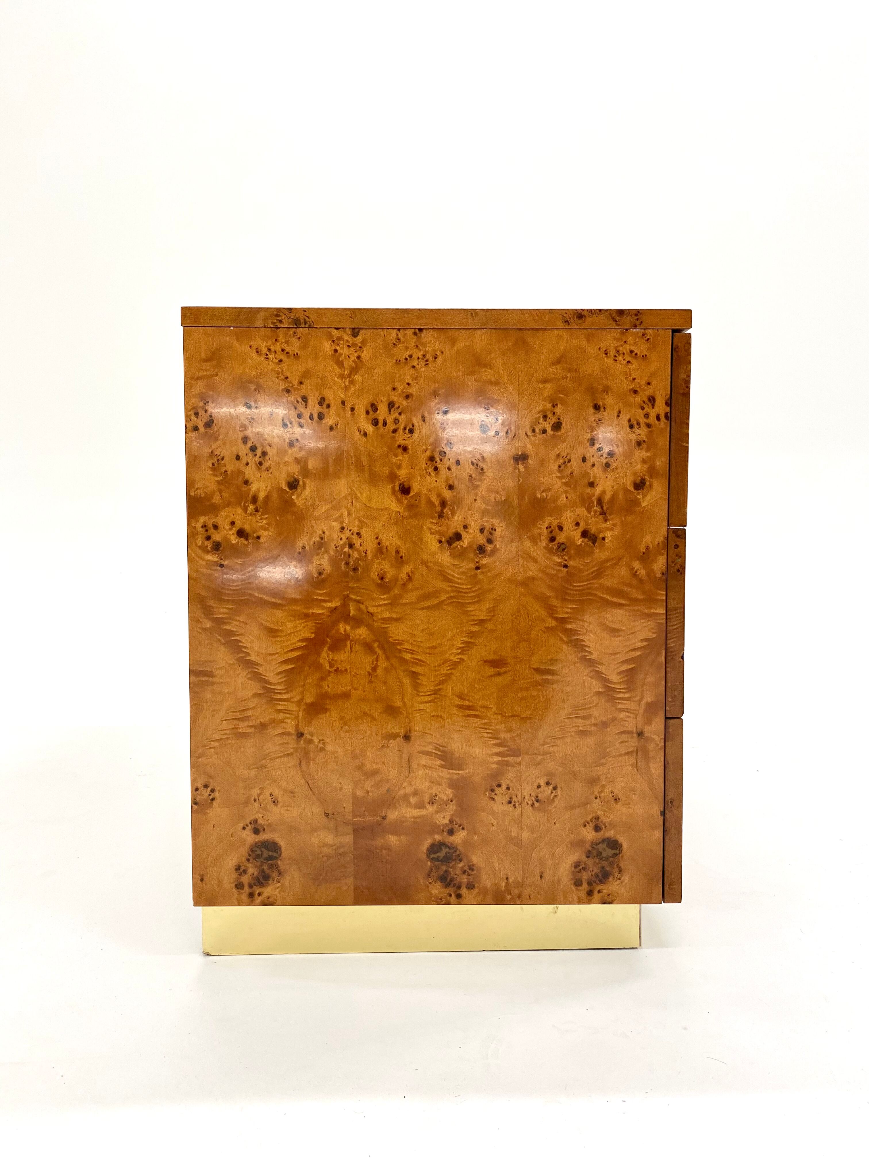 Chest of drawers in elm magnifying glass and brass 1970s