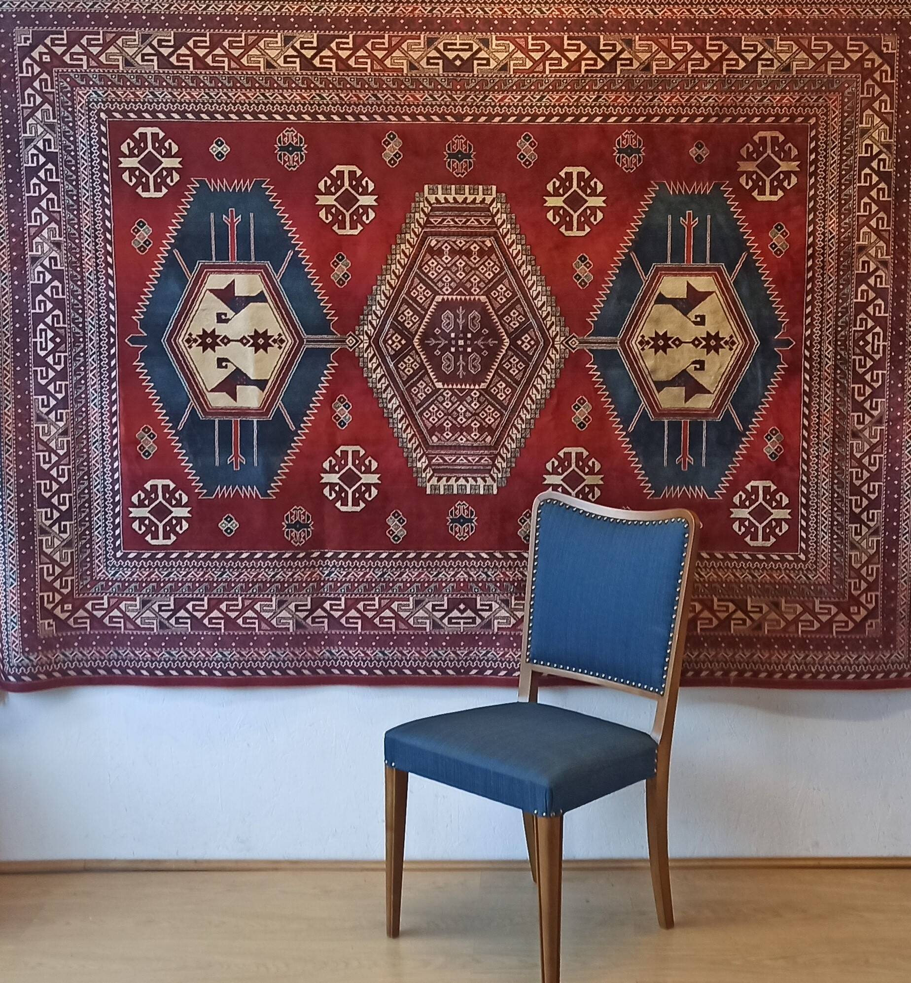 Tapis mural aux motifs orientaux.