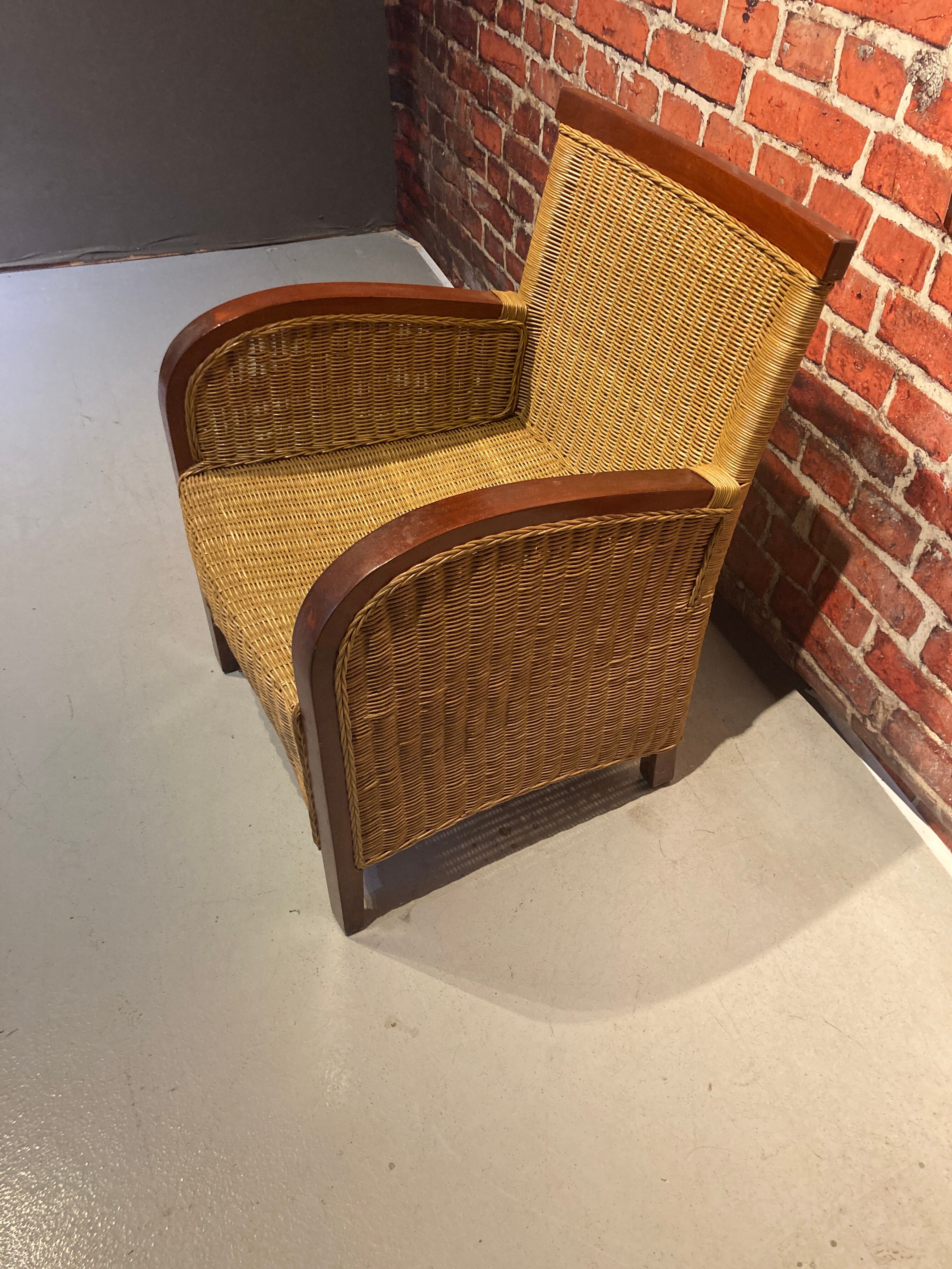 Fauteuil en rotin marron et doré