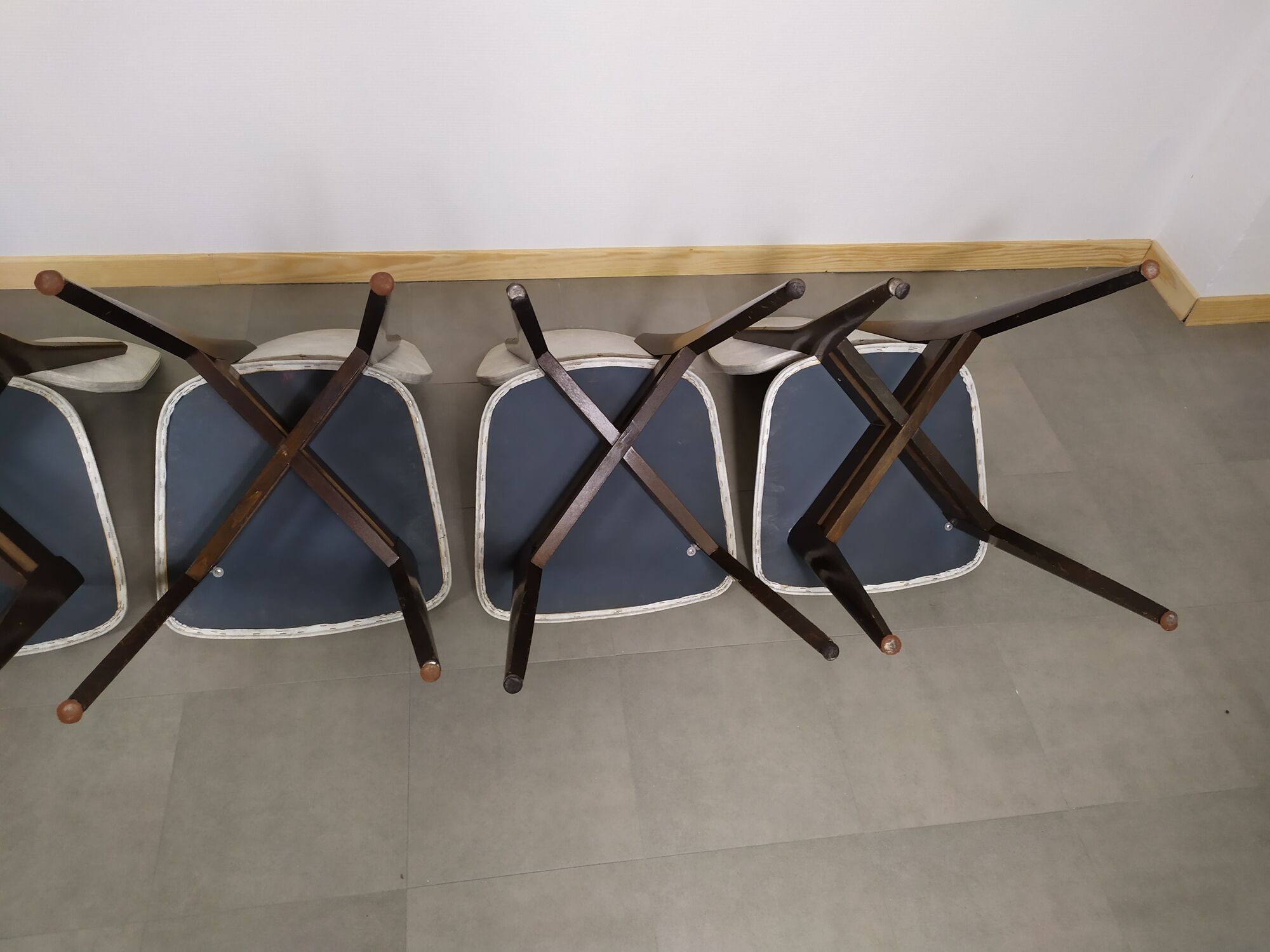 suite of 6 wooden chair and marbled grey white skai