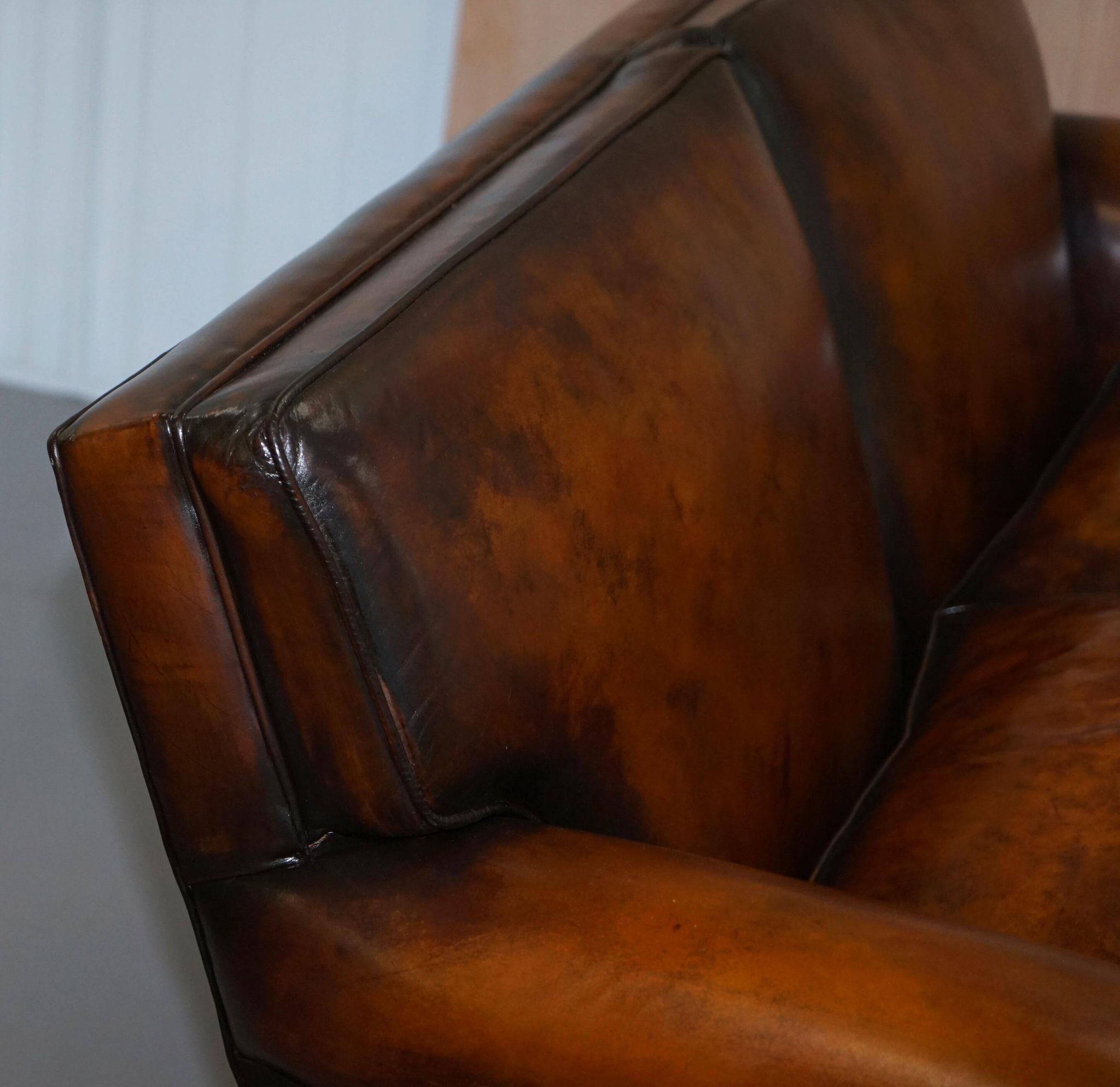 Two-seater canapé in aged leather, Victorian style.