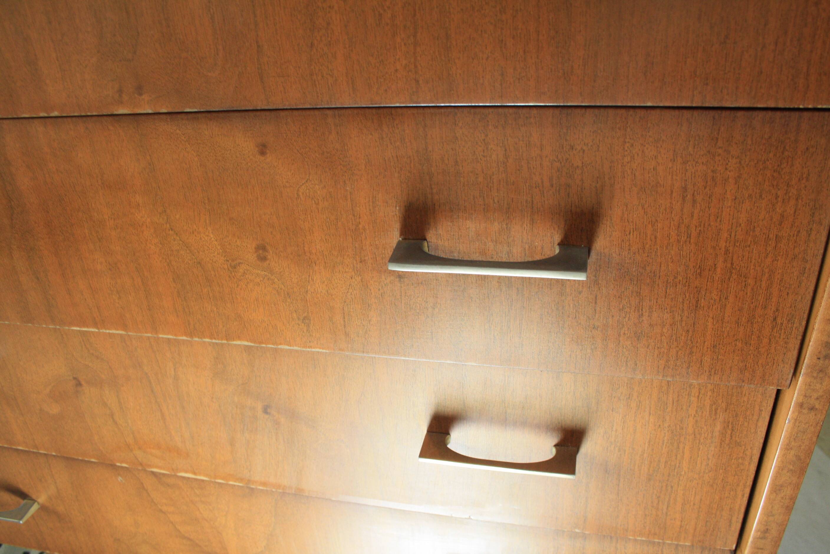 Commode pieds fuseaux