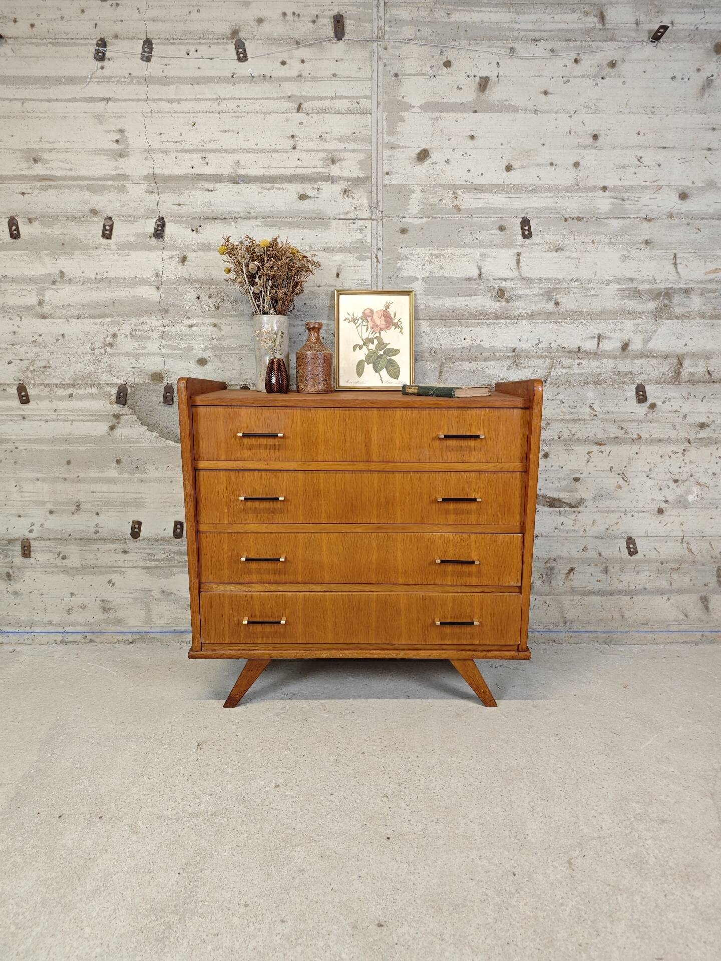 Vintage commode with tapered legs