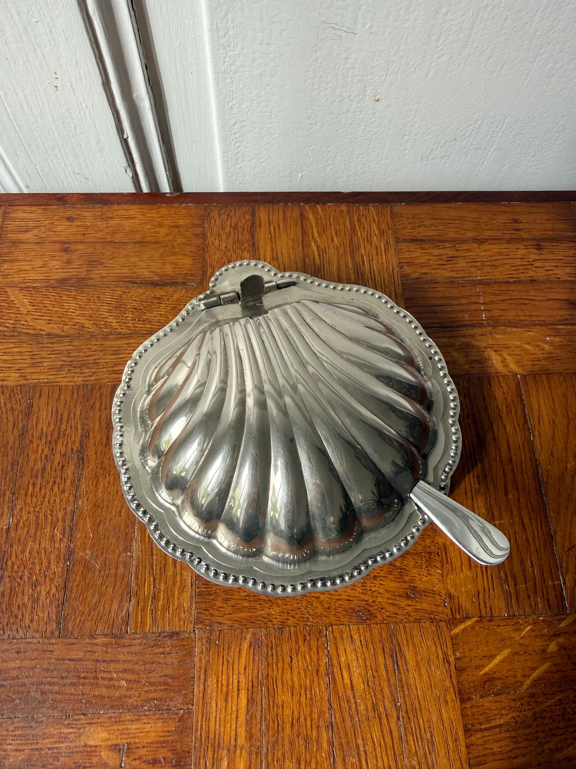 Shell-shaped butter dish in stainless steel