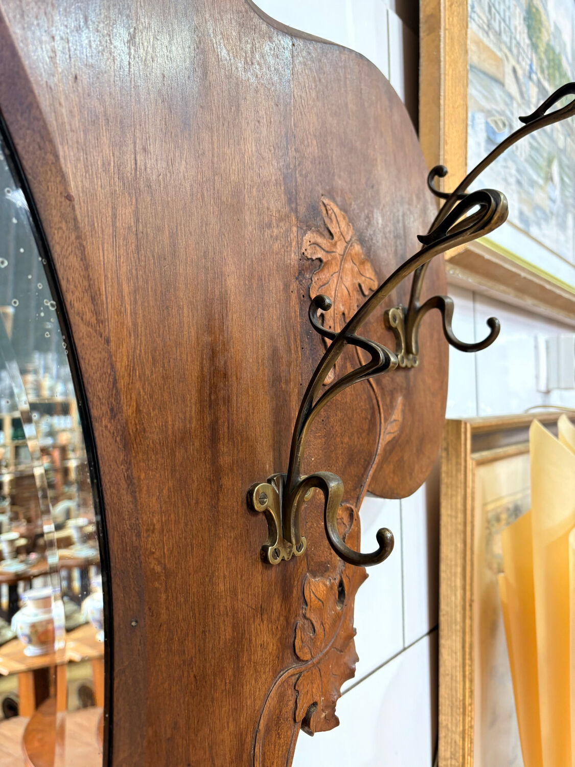 Grand porte-manteau Art Nouveau en bois sculpté – vers 1900