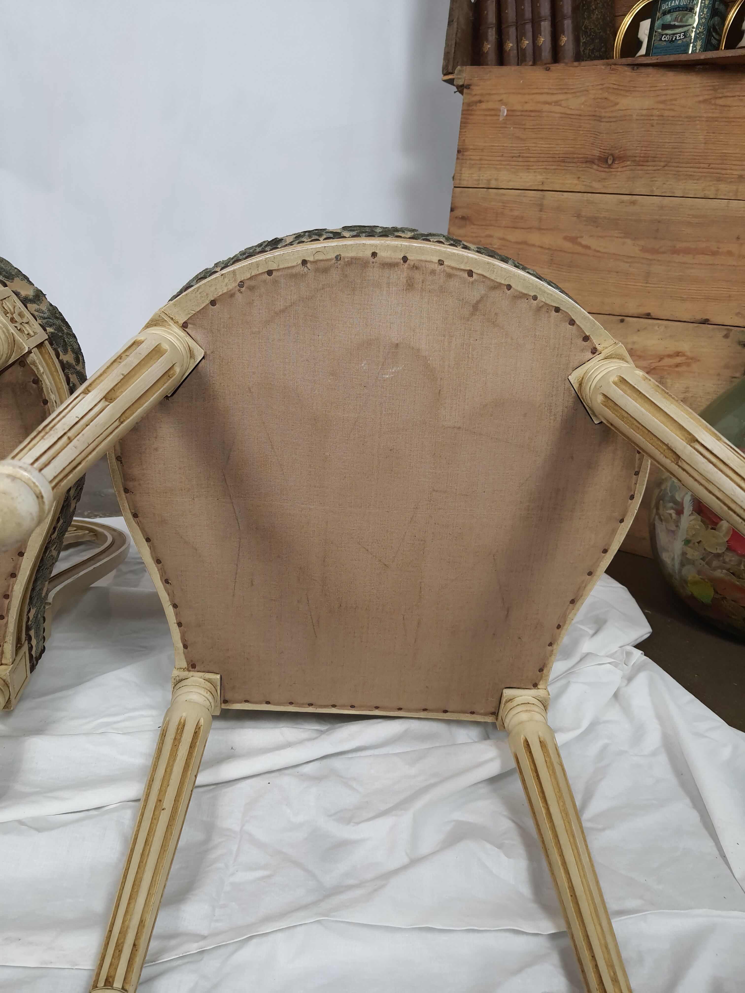 5 chaises en bois laqué blanc style Louis XVI