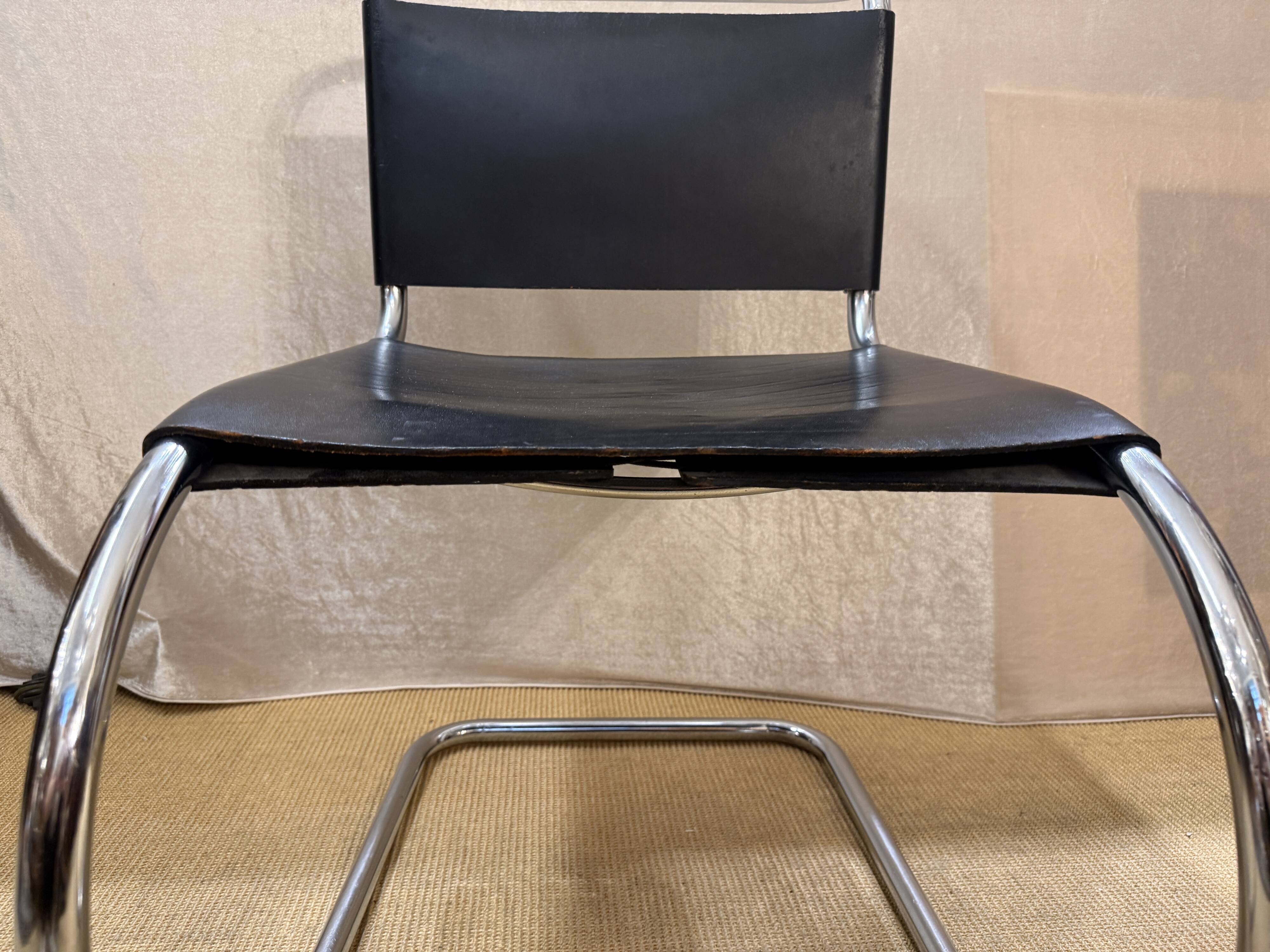 Chaise cantilever MR10, design Mies van der Rohe, cuir et chrome, années 1970