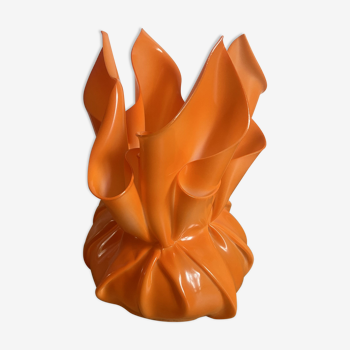 Lampe corolle orange en plastique rigide “les exclarares”