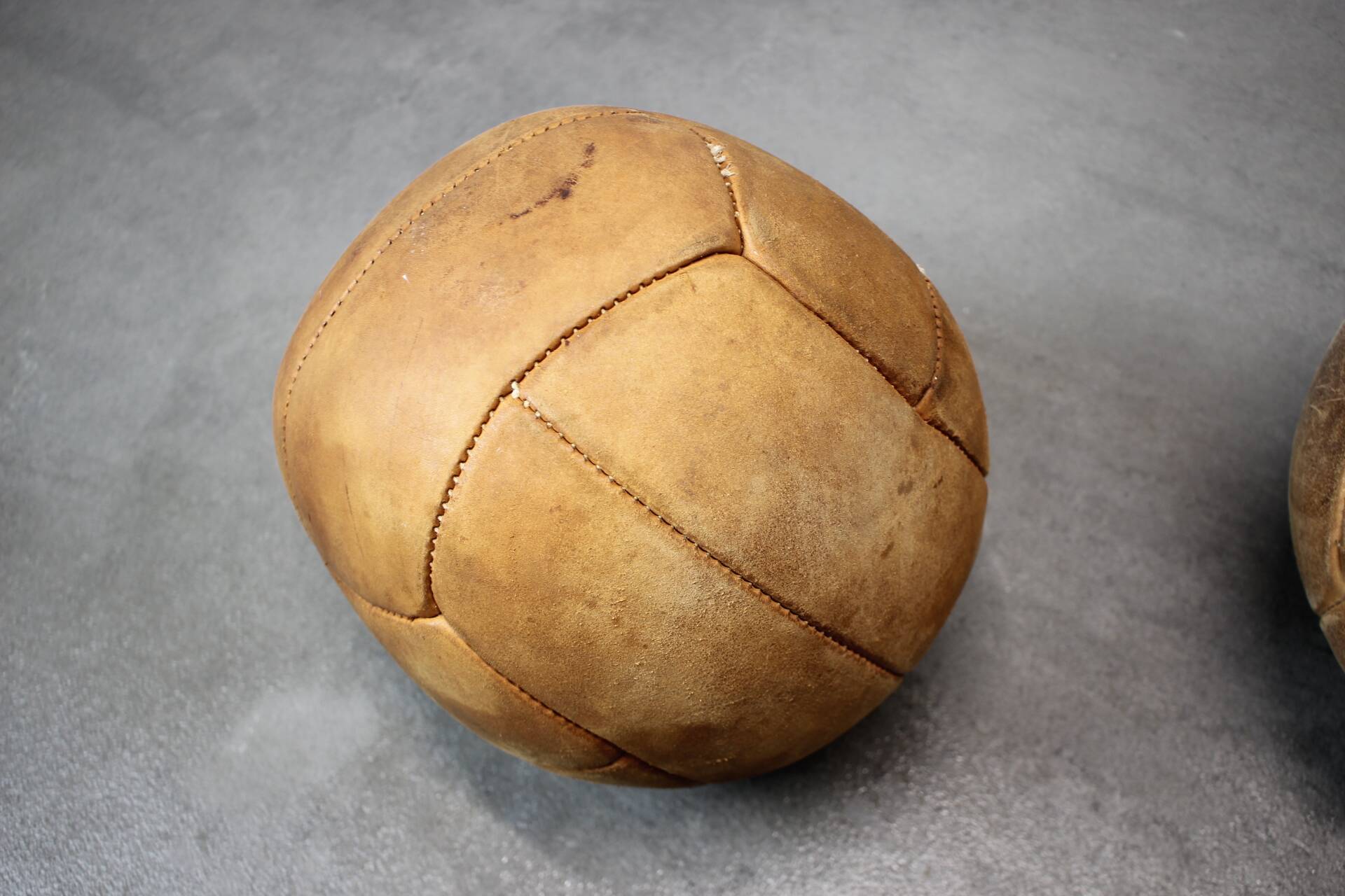 Ballon médicinal vintage en cuir marron, Tchécoslovaquie années 1930