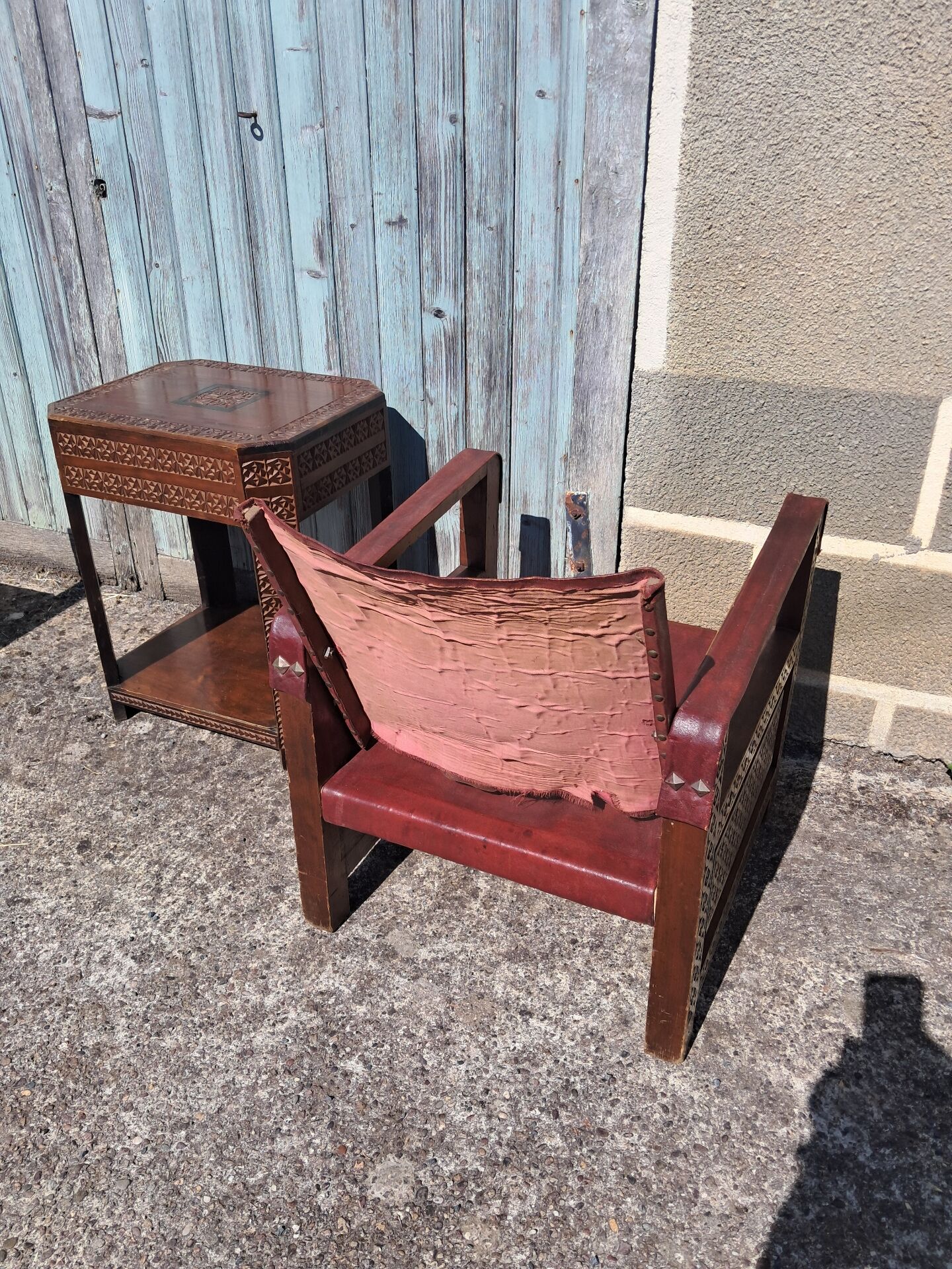 Moroccan lounge in leather and cedar