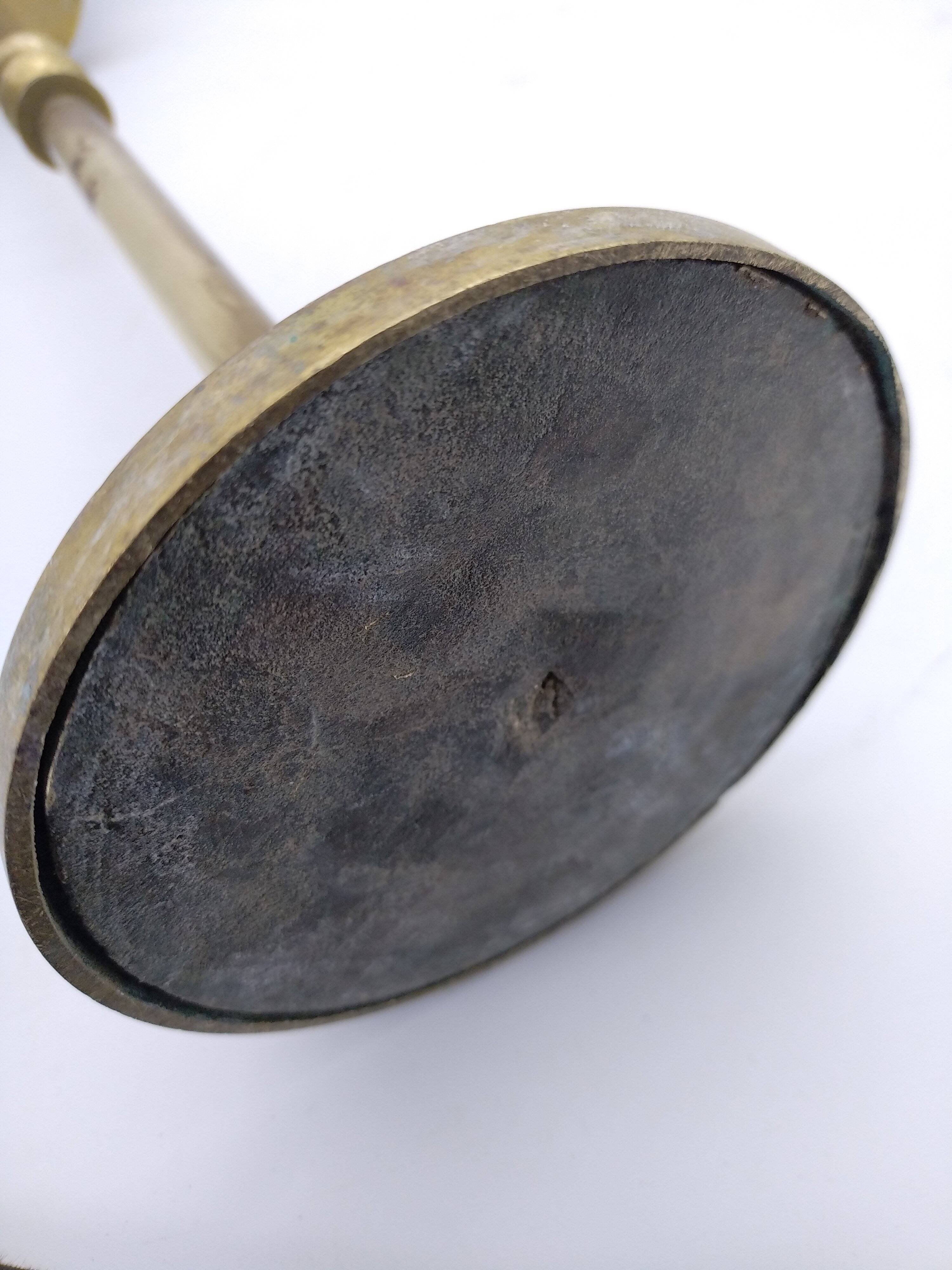 Ashtray on foot. Bronze and brass, with fleur-de-lis decoration.