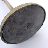 Cendrier sur pied . Bronze et laiton , à décor de fleur de lys .
