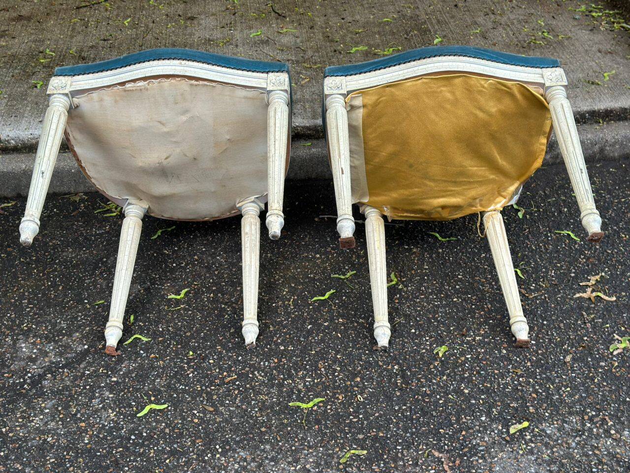 6 Louis XVI medallion chairs in beige wood and blue fabric from the 18th century.