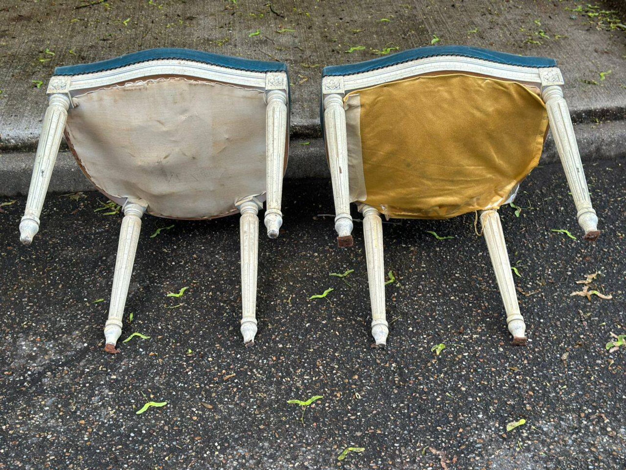 6 Louis XVI medallion chairs in beige wood and blue fabric from the 18th century.