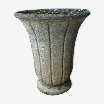 Pot à fleurs en béton formant une timbale