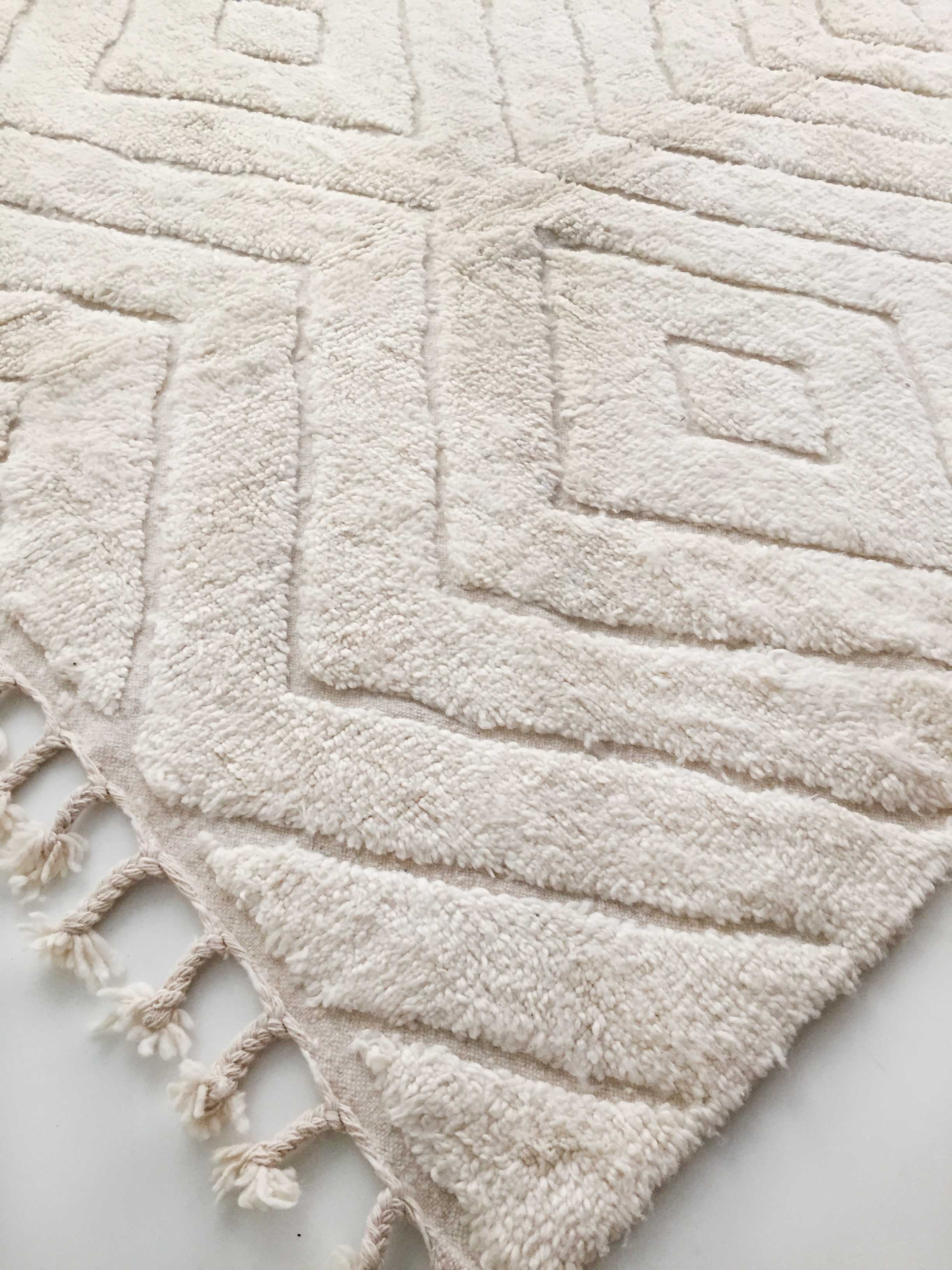 Moroccan Berber carpet Beni Ouarain unbleached with engraved diamonds 305x198cm