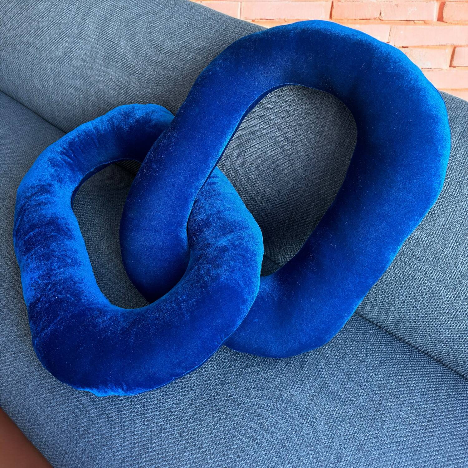 Velvet link cushion