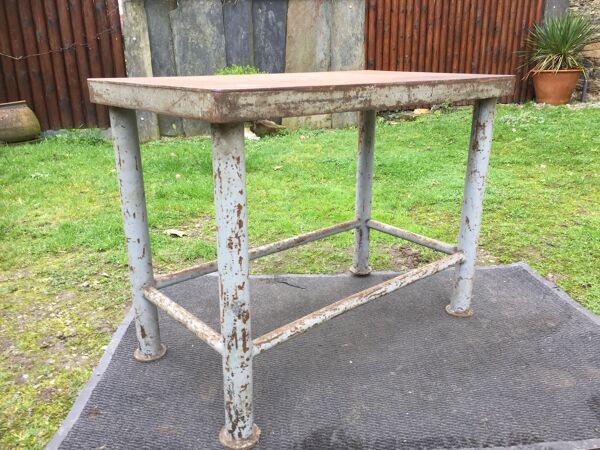 Table vintage en métal provenant d’un atelier industriel à relooker