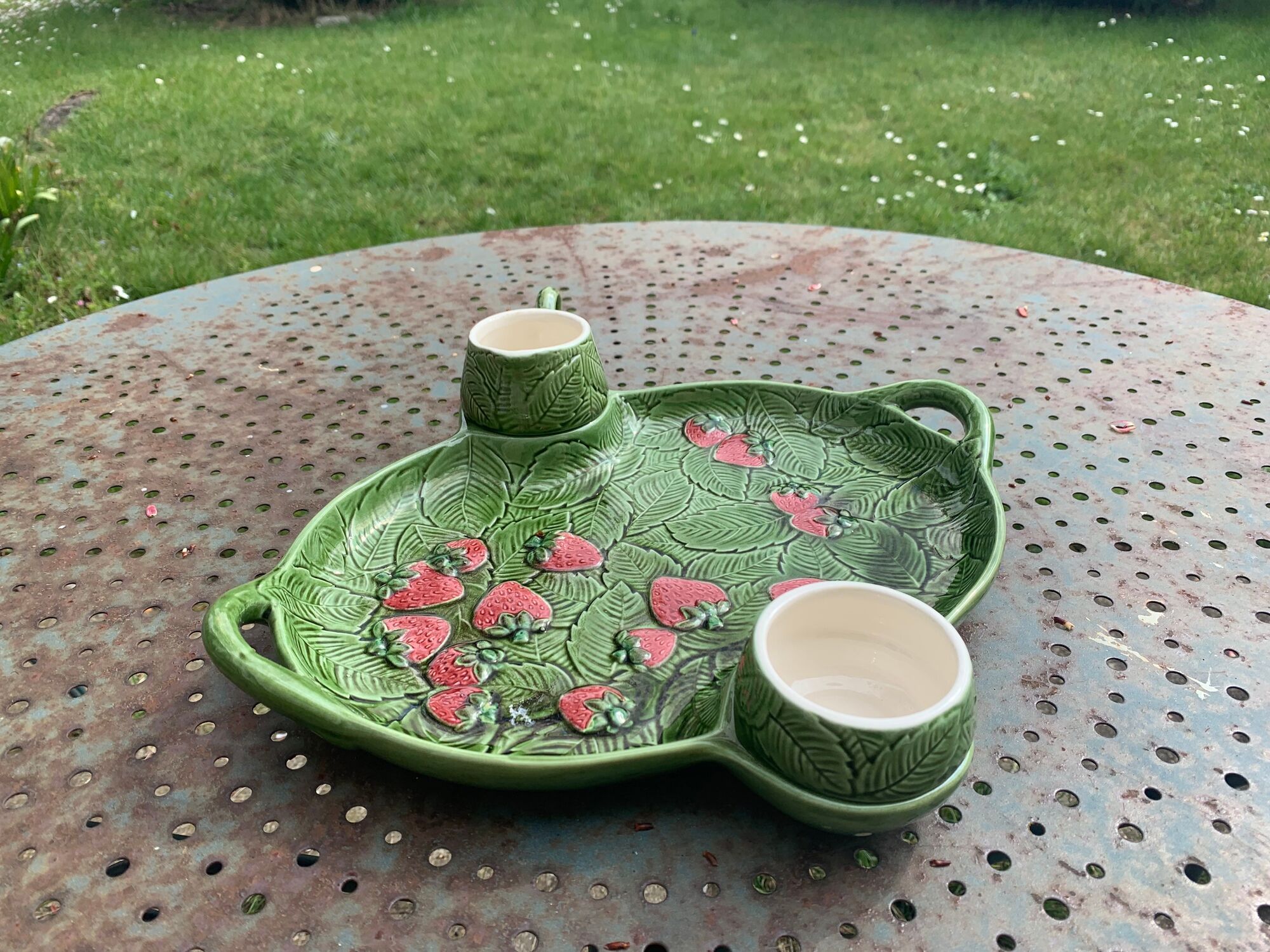 Slurry dish for red fruits, cream pot and vintage sugar bowl