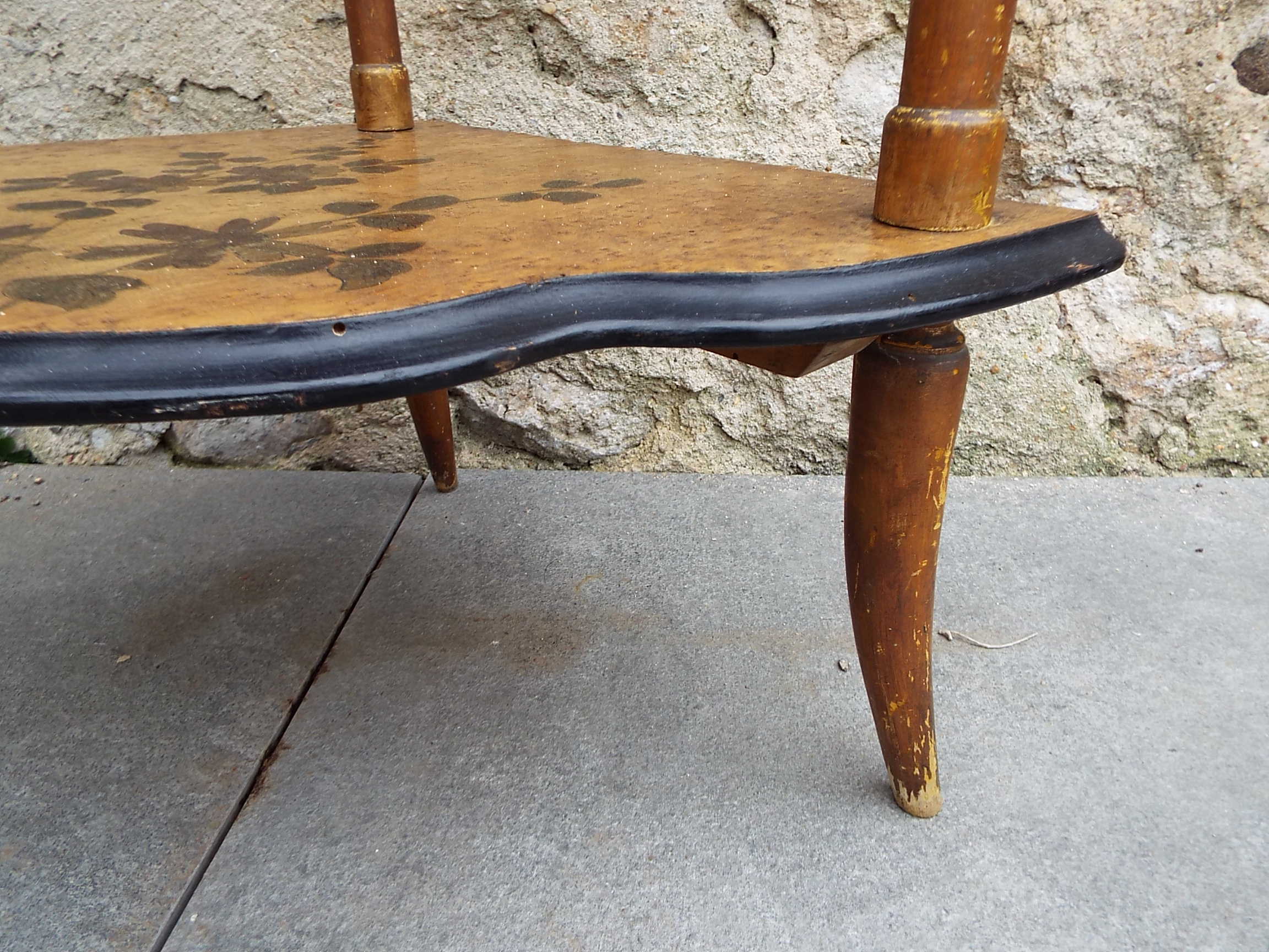 Corner shelf in painted wood