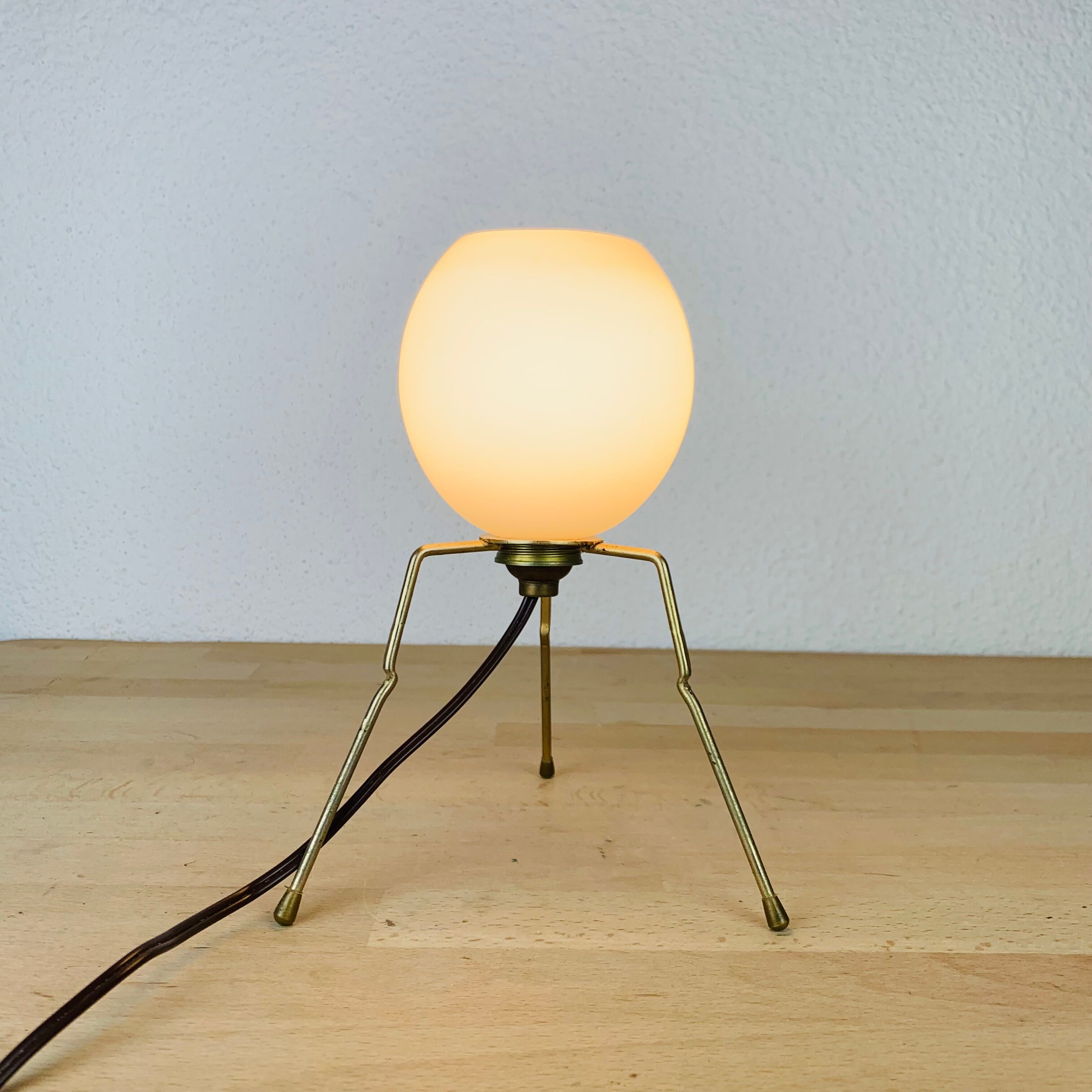 Lamp tripod brass 50s egg globe opaline