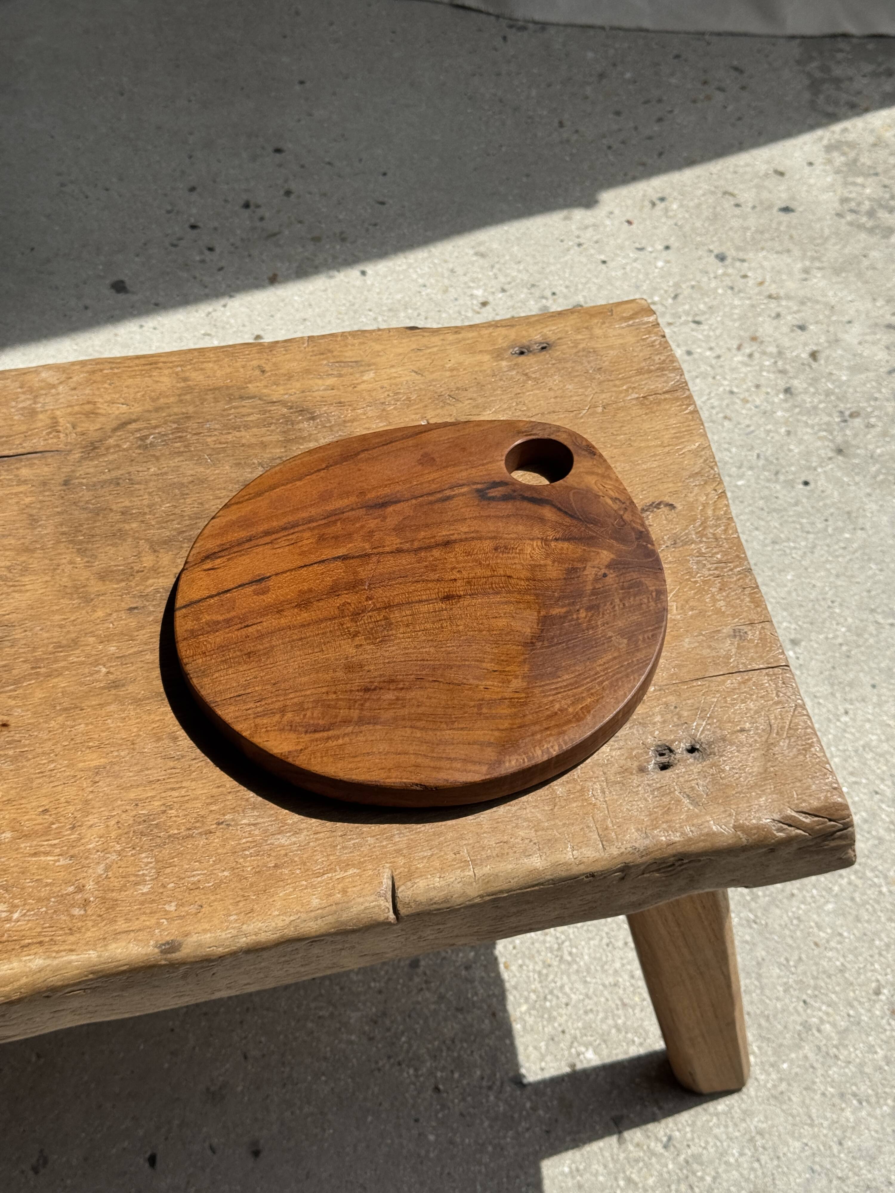 Average circular teak monoxyle chopping board with handle 26 x 18.