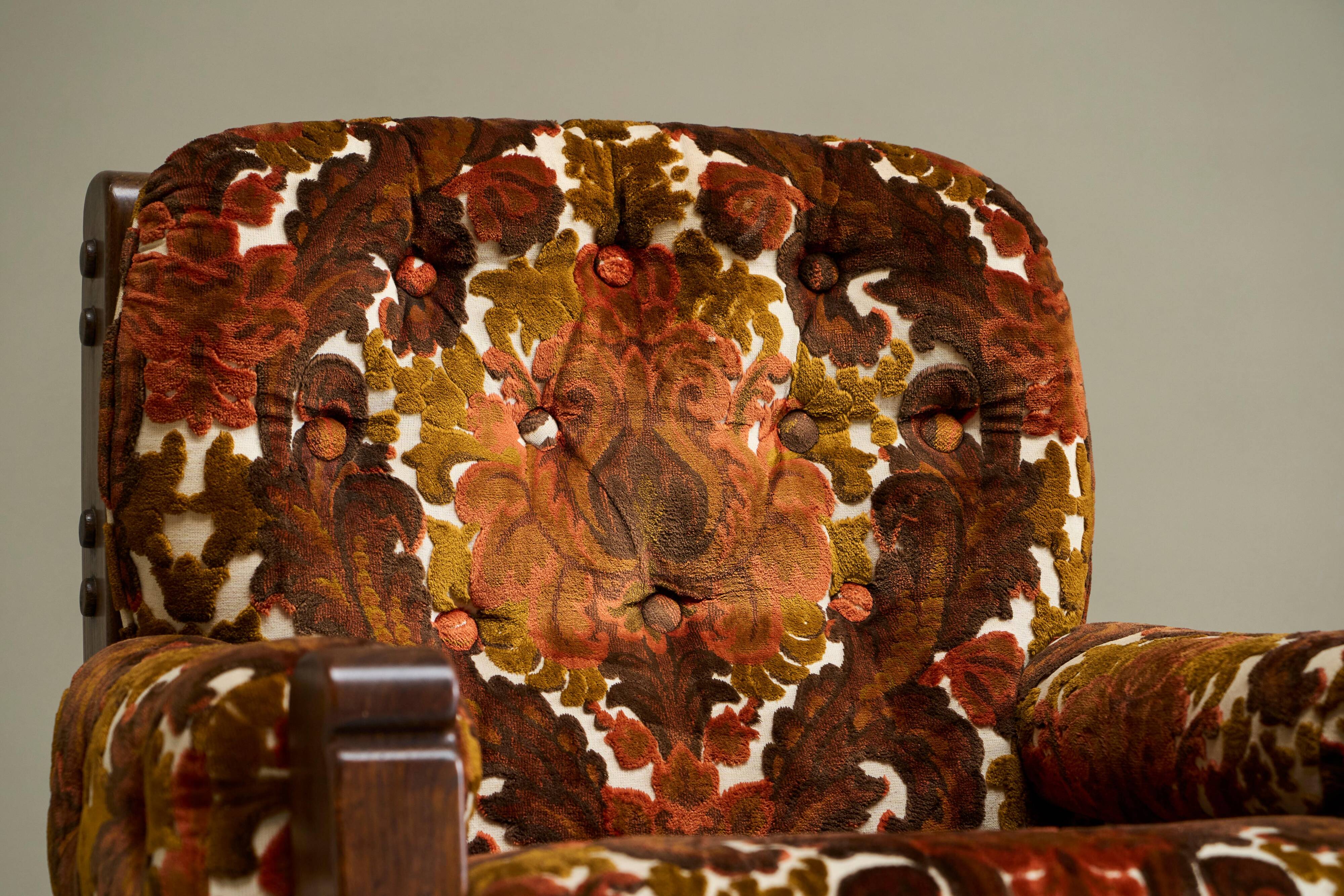 Brutalist lounge chair in solid oak and velvet from the 1960s.