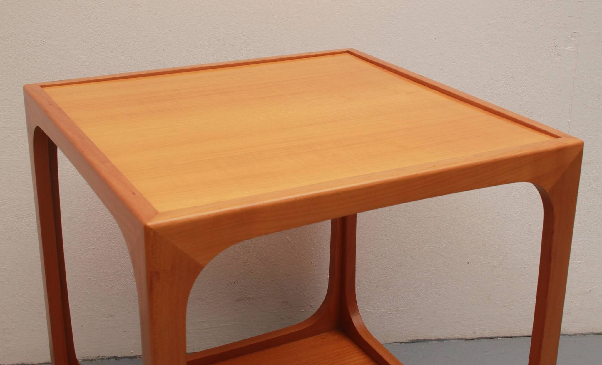 Table d'appoint cube des années 1960 en merisier, Wilhelm Renz