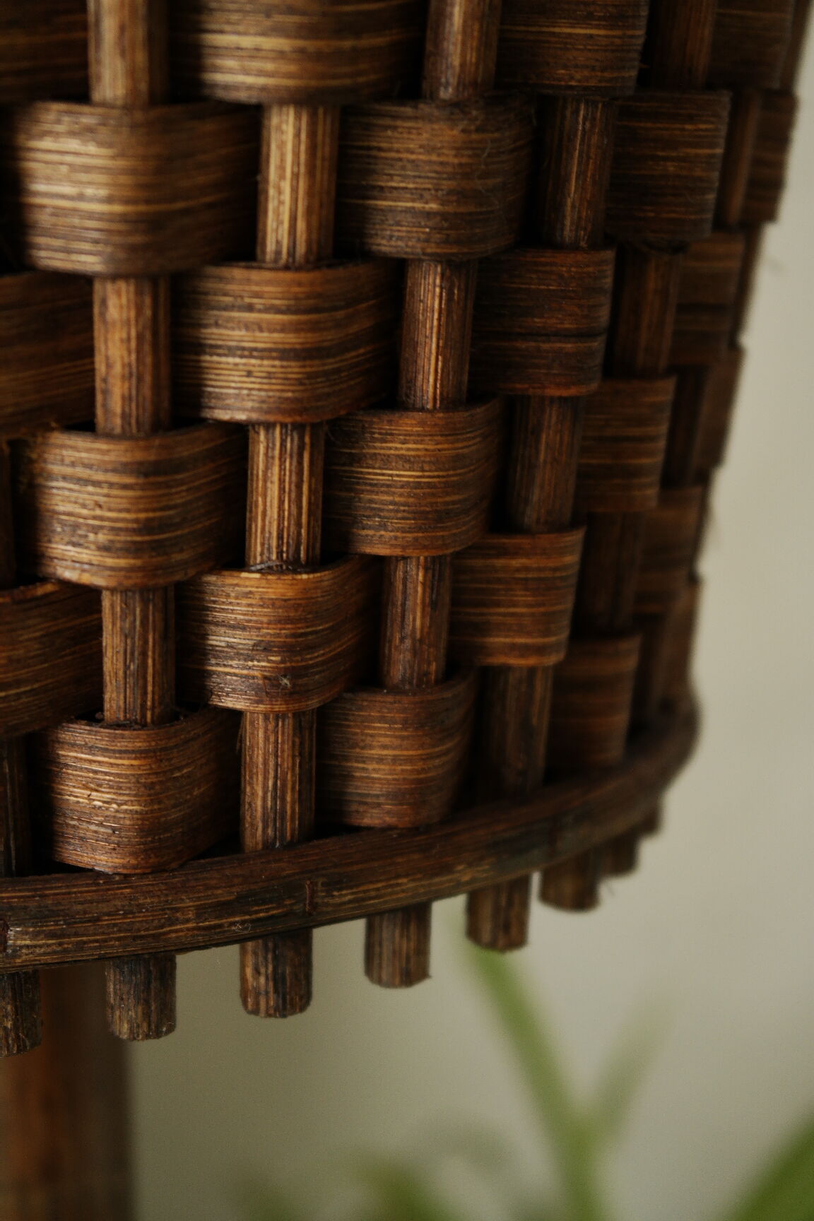 Sole-on-foot door in vintage braided reeded curved wood