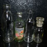 Ensemble d'anciennes bouteilles en verre