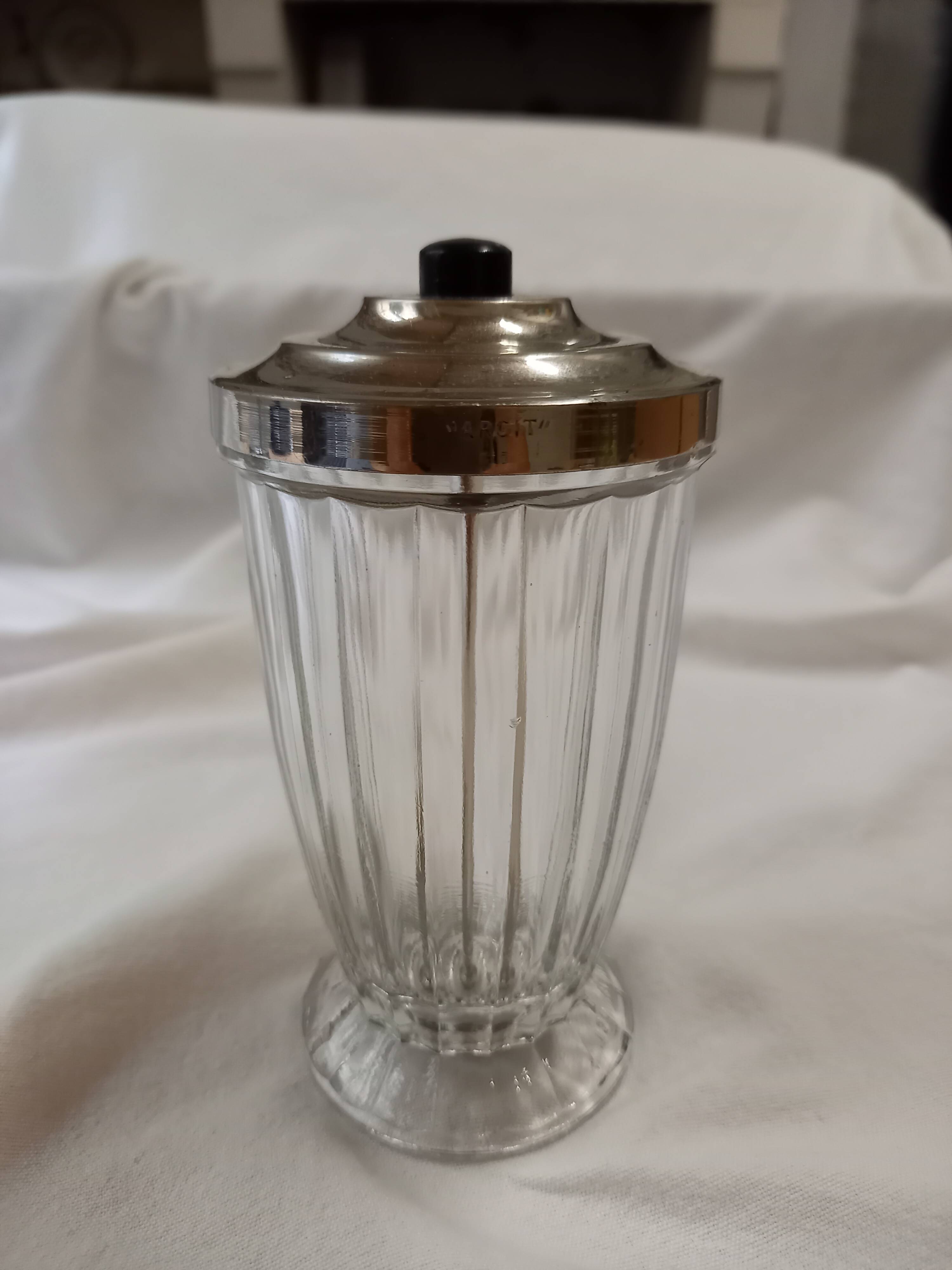Saupoudreuse, sucrier en verre de style art déco