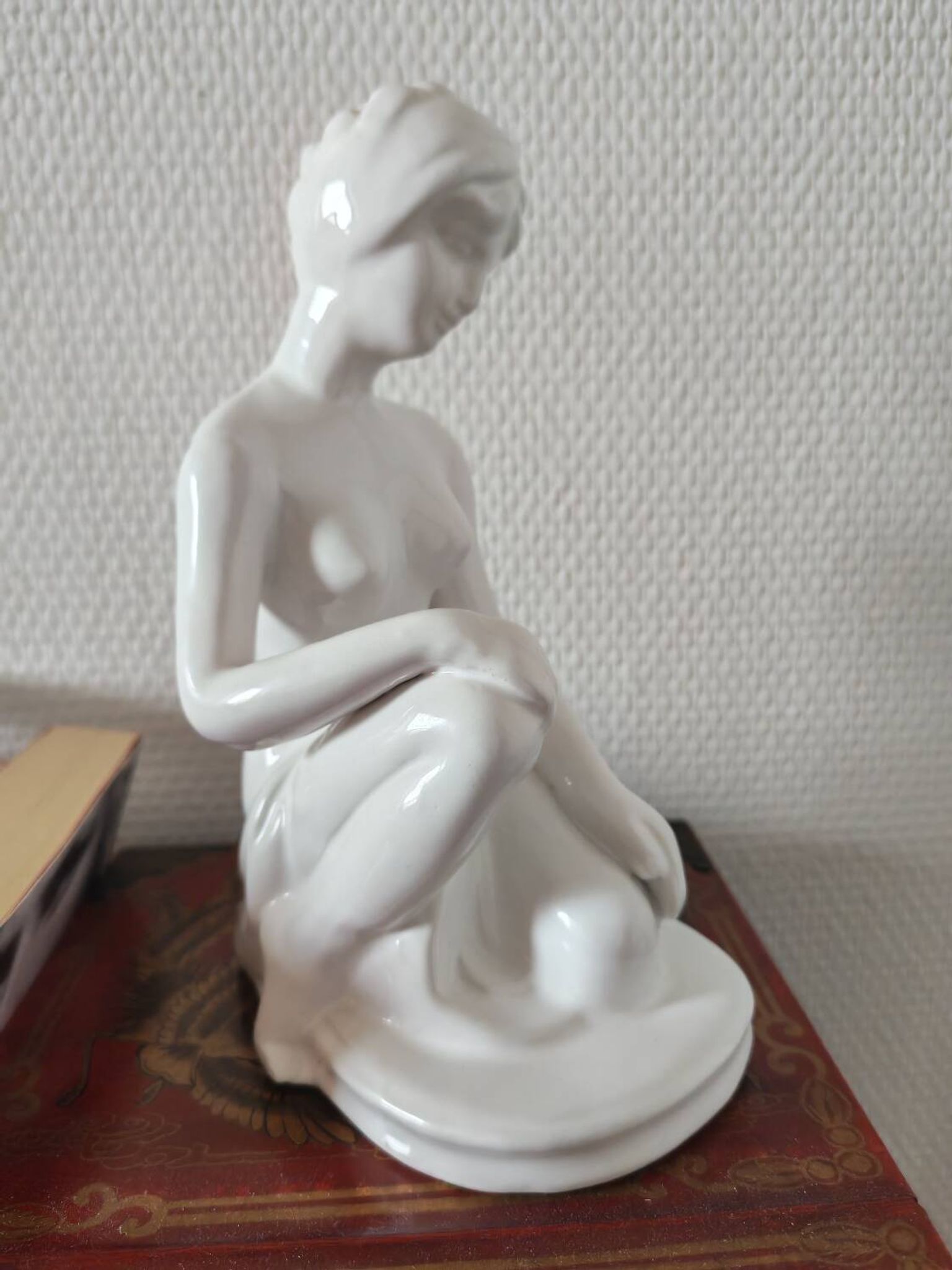 Sculpture de femme en céramique