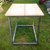 Jolie table, ou console, au piétement en métal brossé et plateau sapin.