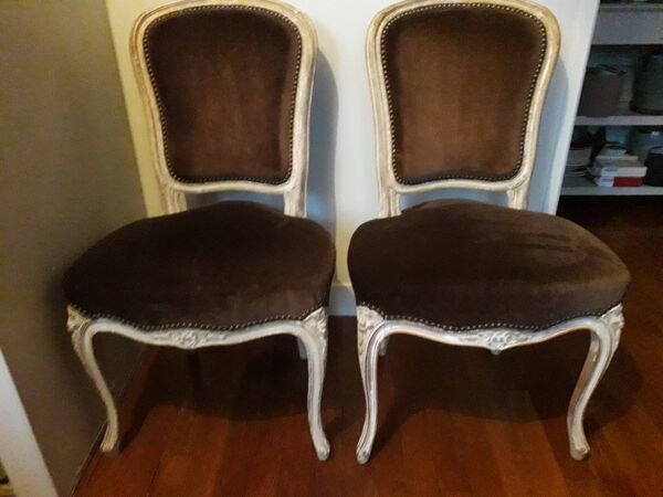 Une paire de fauteuils de style louis XV en bois et tissus en velours