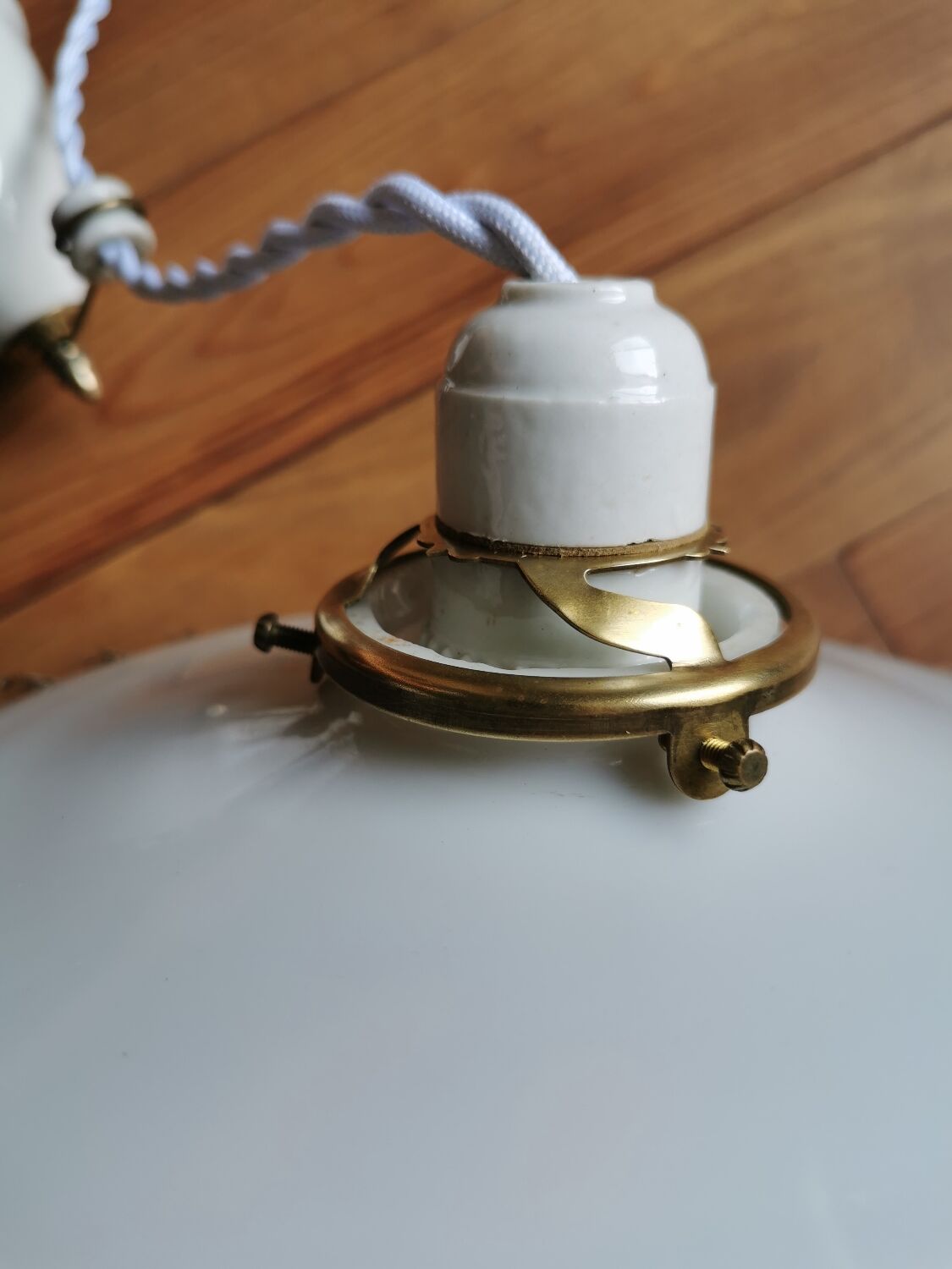 Opaline suspension with up and down