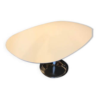 Duna “tulip” table from Arper