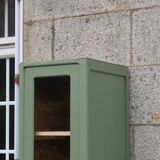 Vitrine haute vintage peinte en vert, rénovée