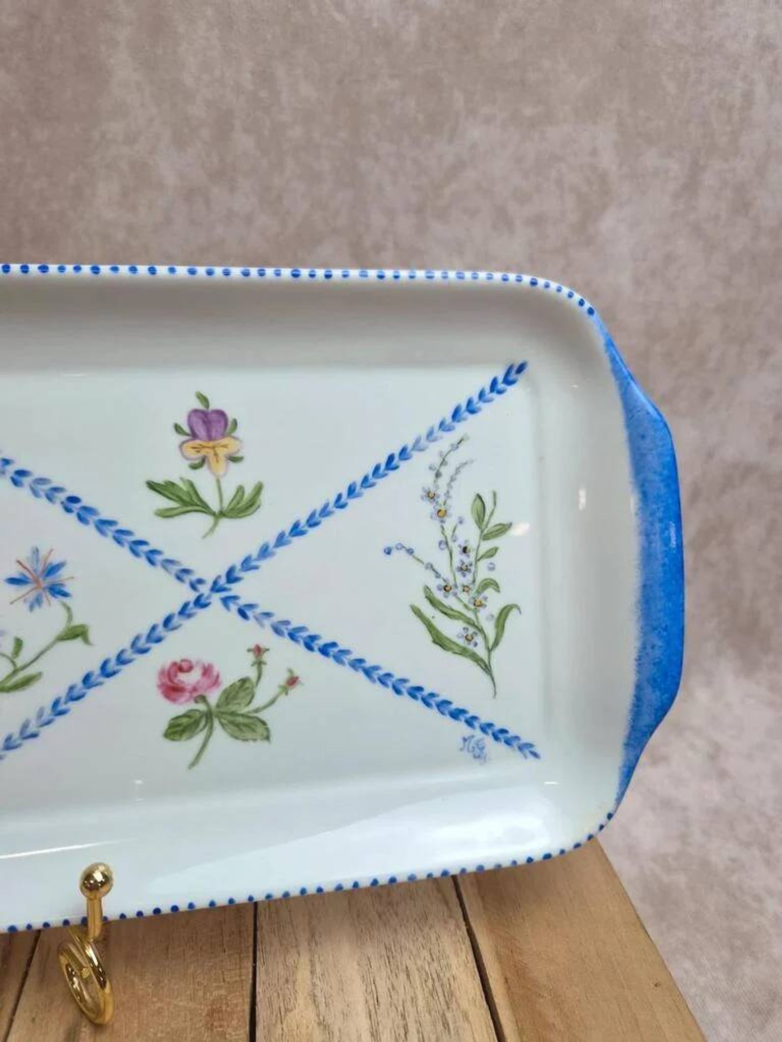 Large Limoges porcelain cake plate, hand-painted and signed – floral decoration.