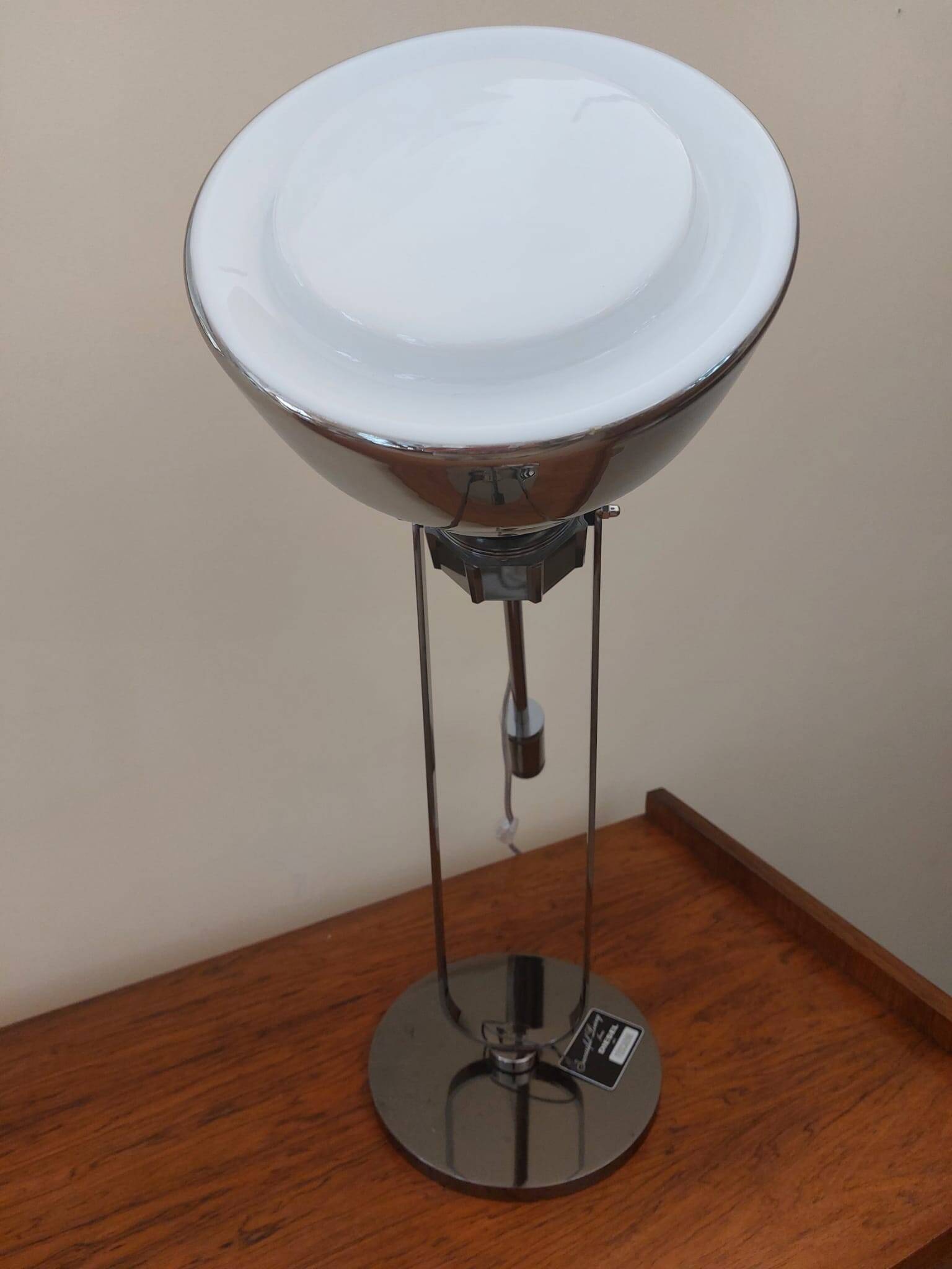 Lampada da tavolo "Glas" in vetro opalino e acciaio cromato
