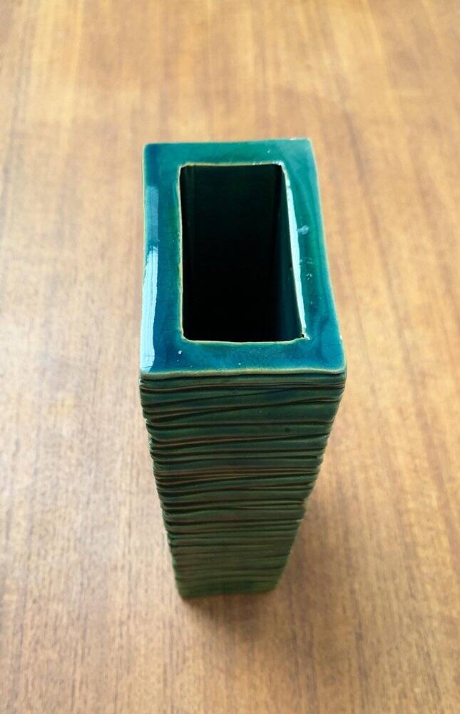 Minimalist block vase in Italian pottery from the mid-century by Bitossi, 1960s.