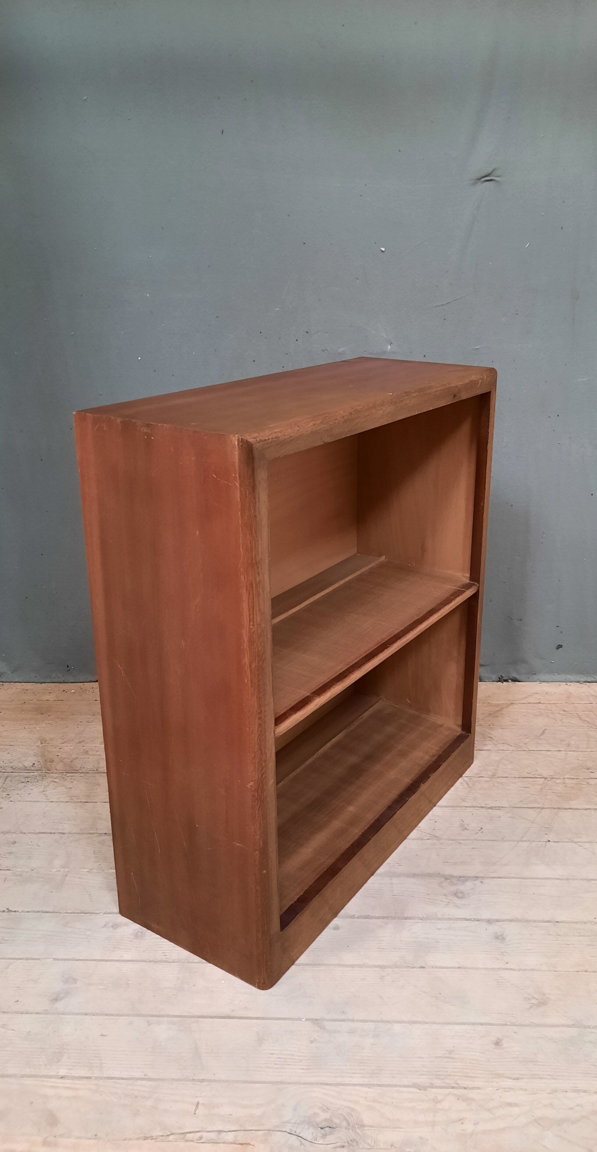 Floor on feet from the 1930s